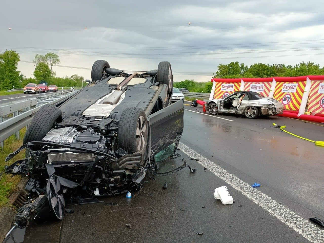 Das Bild zeigt zwei verunglückte Autos.