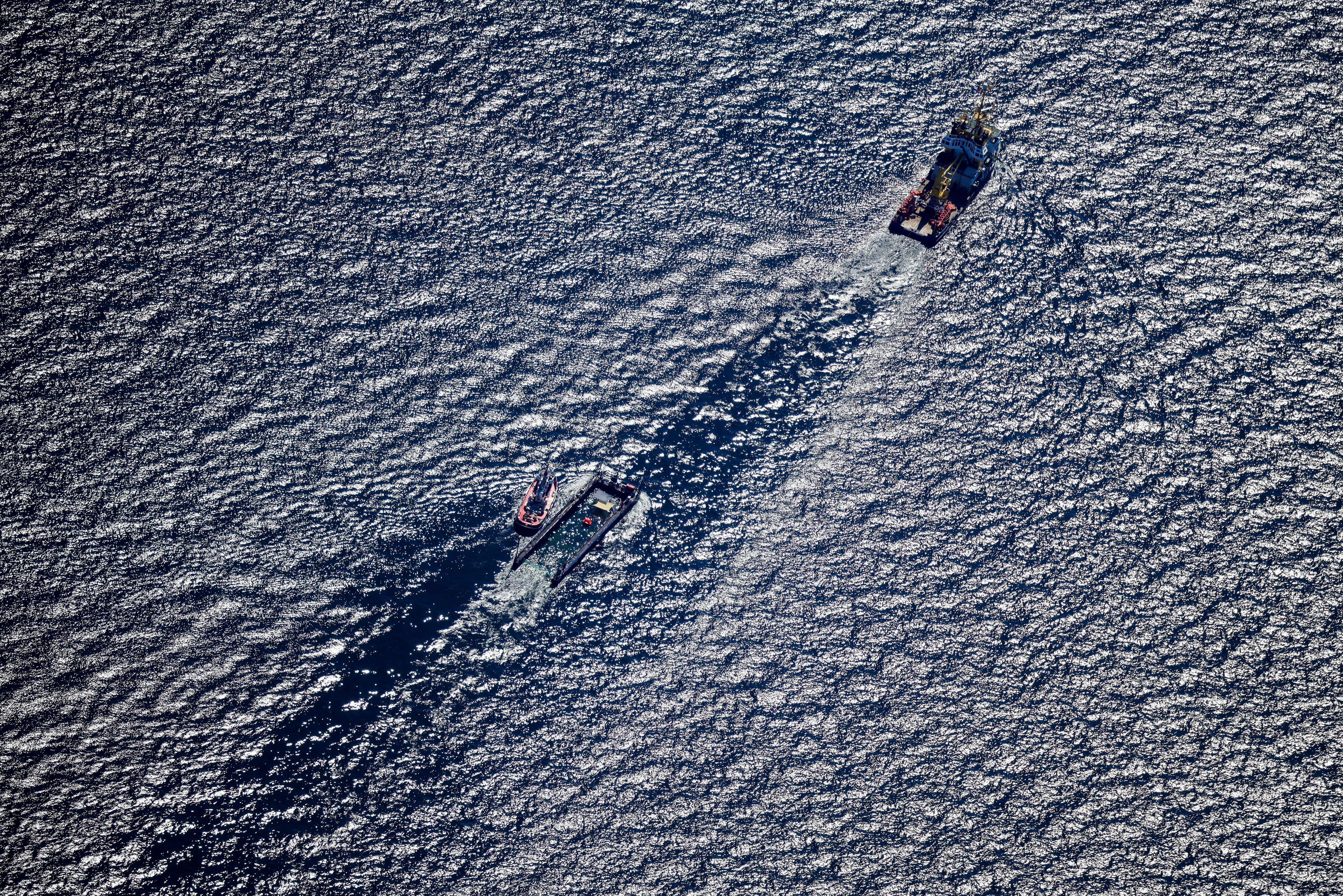 Der Buckelwal wird in seiner Barge vom Schlepper Fortuna B entlang der dänischen Küste in Höhe unterhalb von Skagen, im sogenannten Skagerrak, durch die Ostsee gezogen (Luftaufnahme aus einem Flugzeug).
