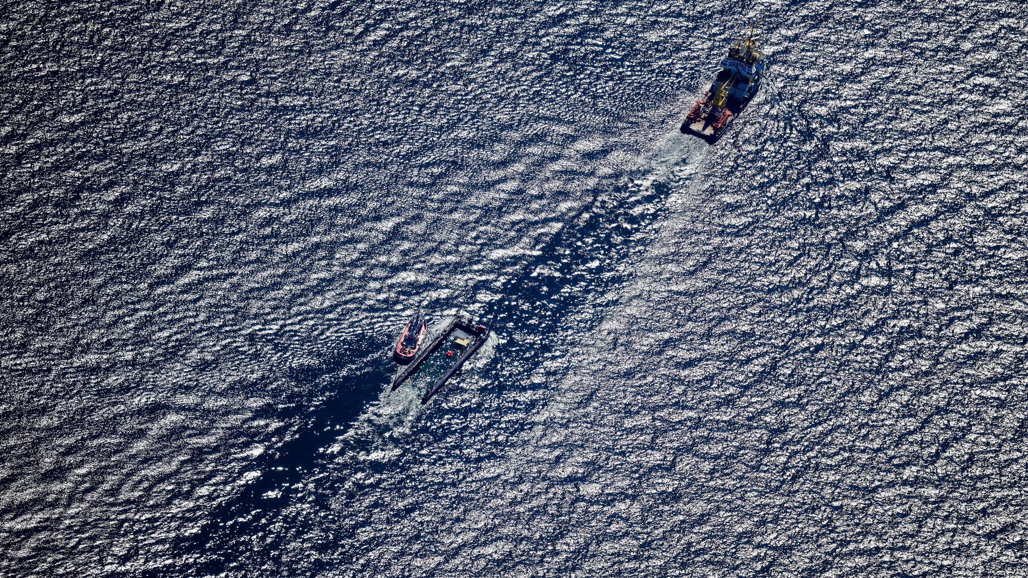 Der Buckelwal wird in seiner Barge vom Schlepper Fortuna B entlang der dänischen Küste in Höhe unterhalb von Skagen, im sogenannten Skagerrak, durch die Ostsee gezogen (Luftaufnahme aus einem Flugzeug).