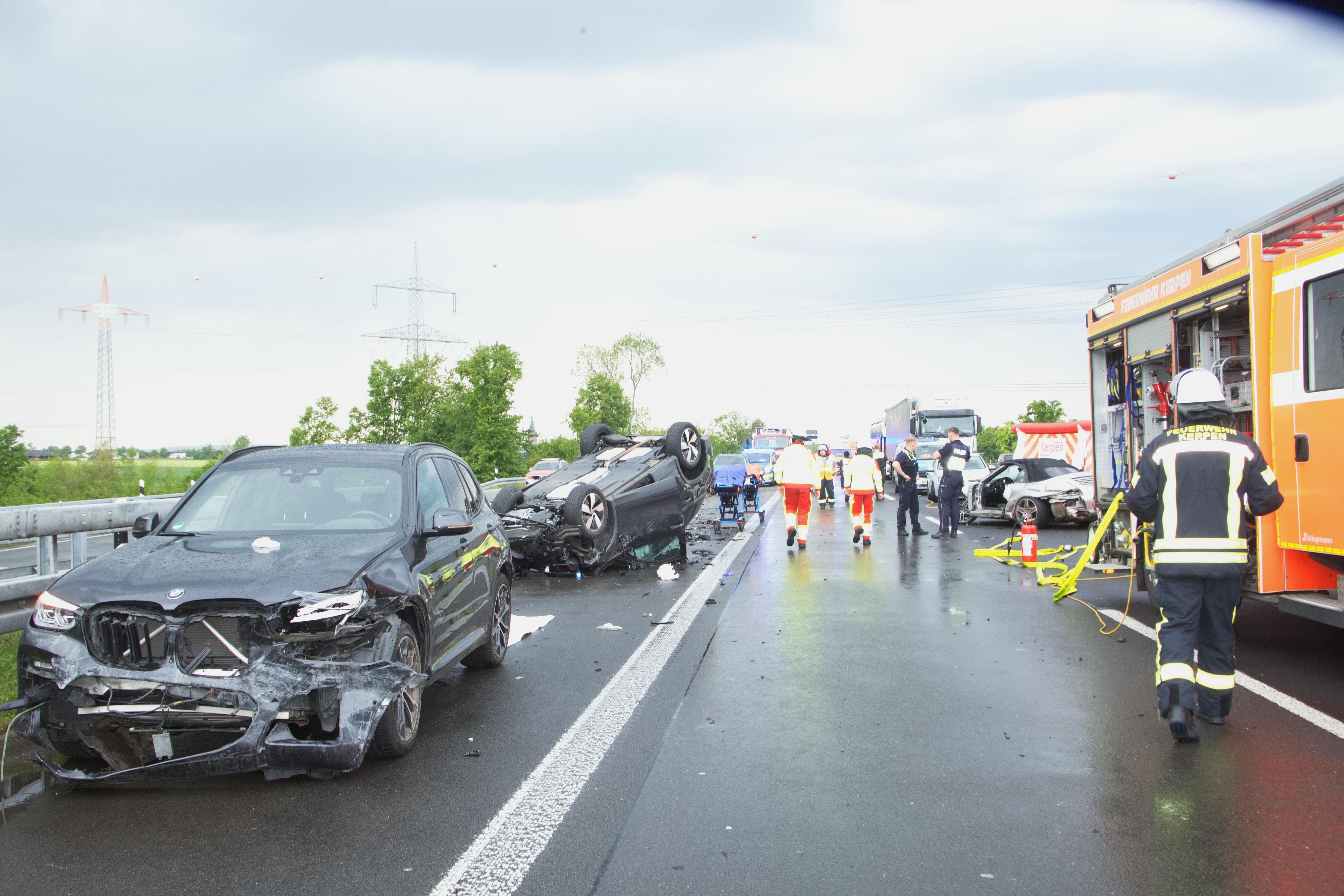 Das Bild zeigt zwei verunglückte Autos.