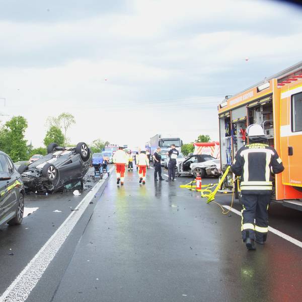 Das Bild zeigt zwei verunglückte Autos.