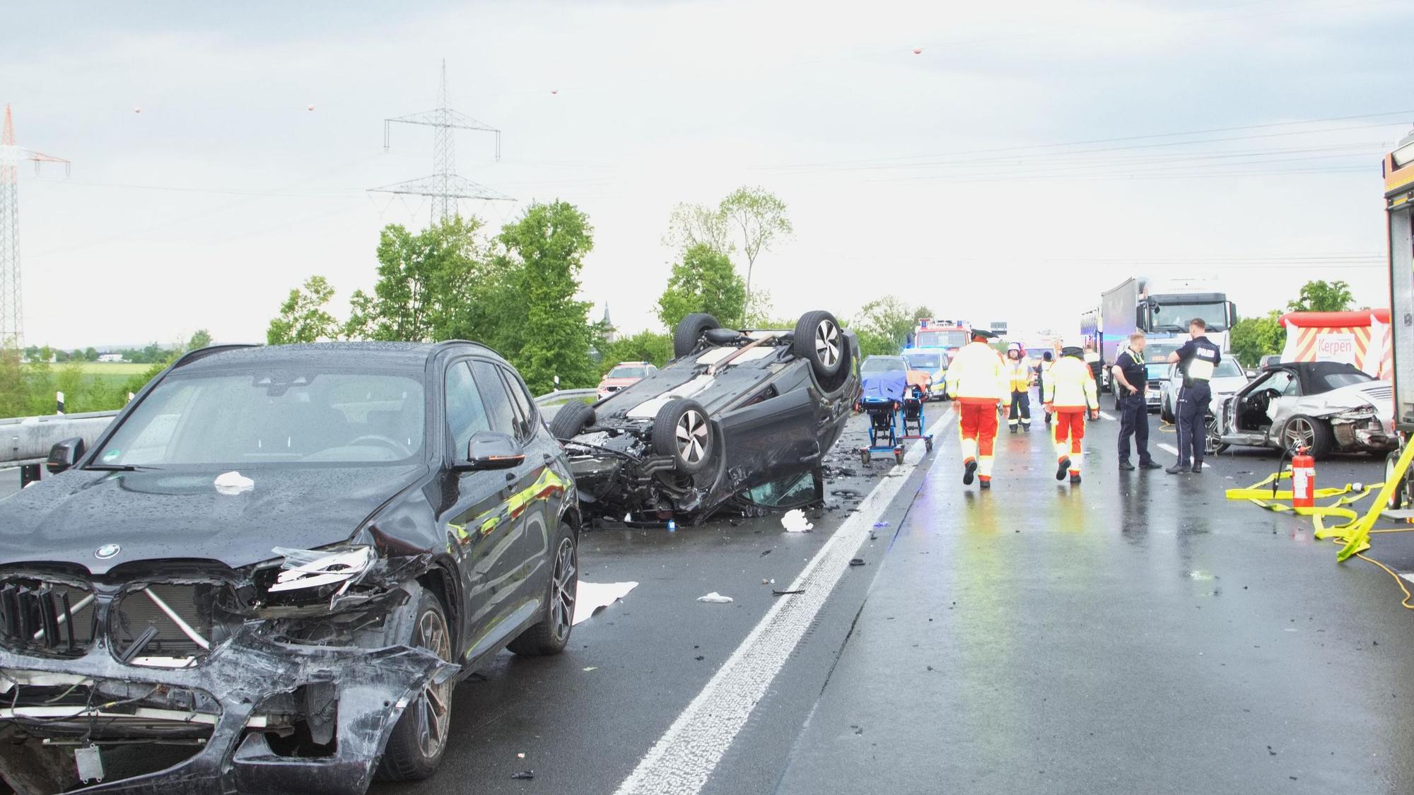 Das Bild zeigt zwei verunglückte Autos.