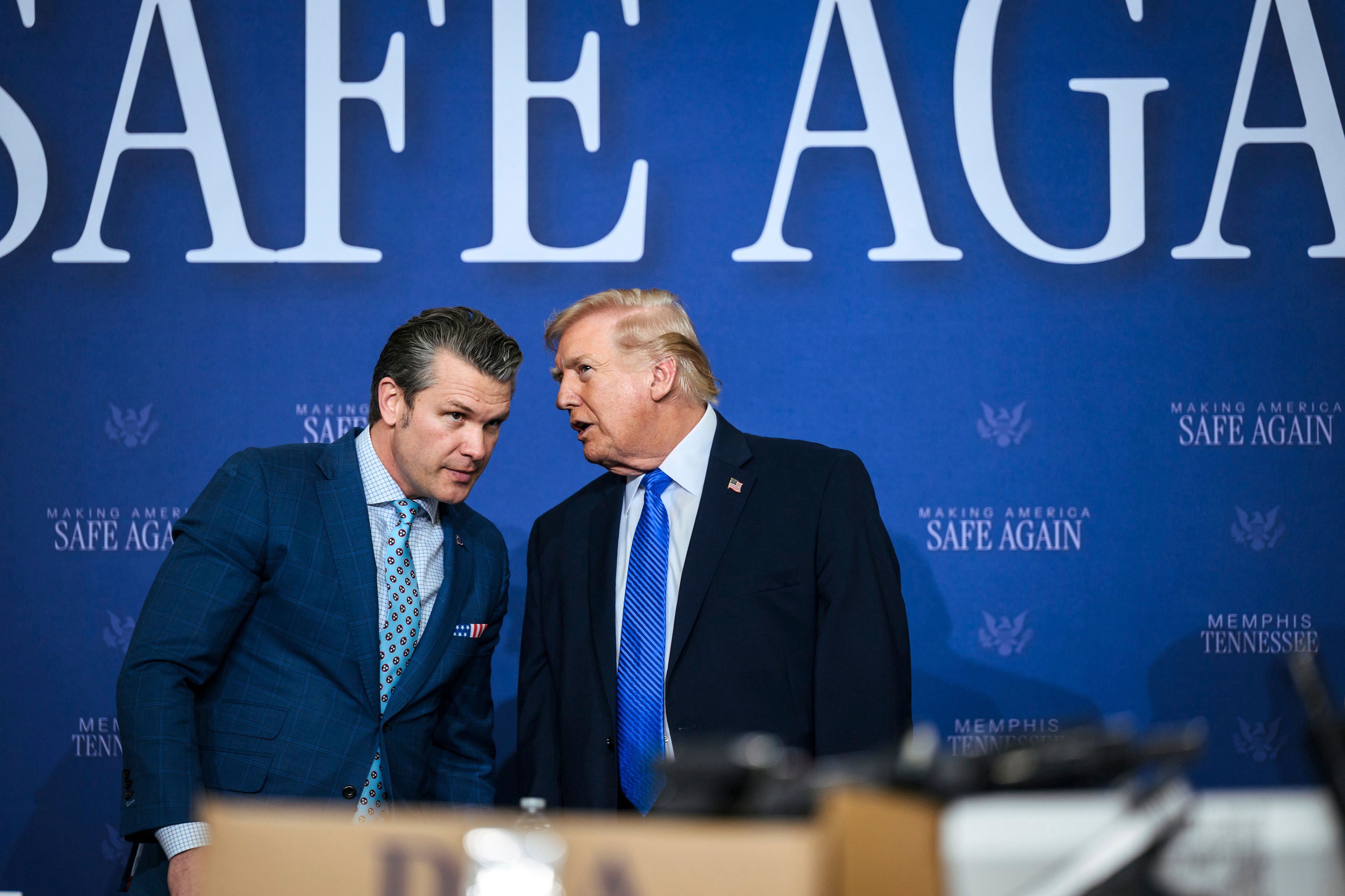 US-Präsident Donald Trump (r), unterhält sich mit Verteidigungsminister Pete Hegseth, während des Rundtischgesprächs der Memphis Safe Task Force zur öffentlichen Sicherheit auf der Tennessee Air National Guard Base.