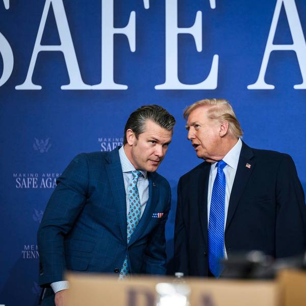 US-Präsident Donald Trump (r), unterhält sich mit Verteidigungsminister Pete Hegseth, während des Rundtischgesprächs der Memphis Safe Task Force zur öffentlichen Sicherheit auf der Tennessee Air National Guard Base.