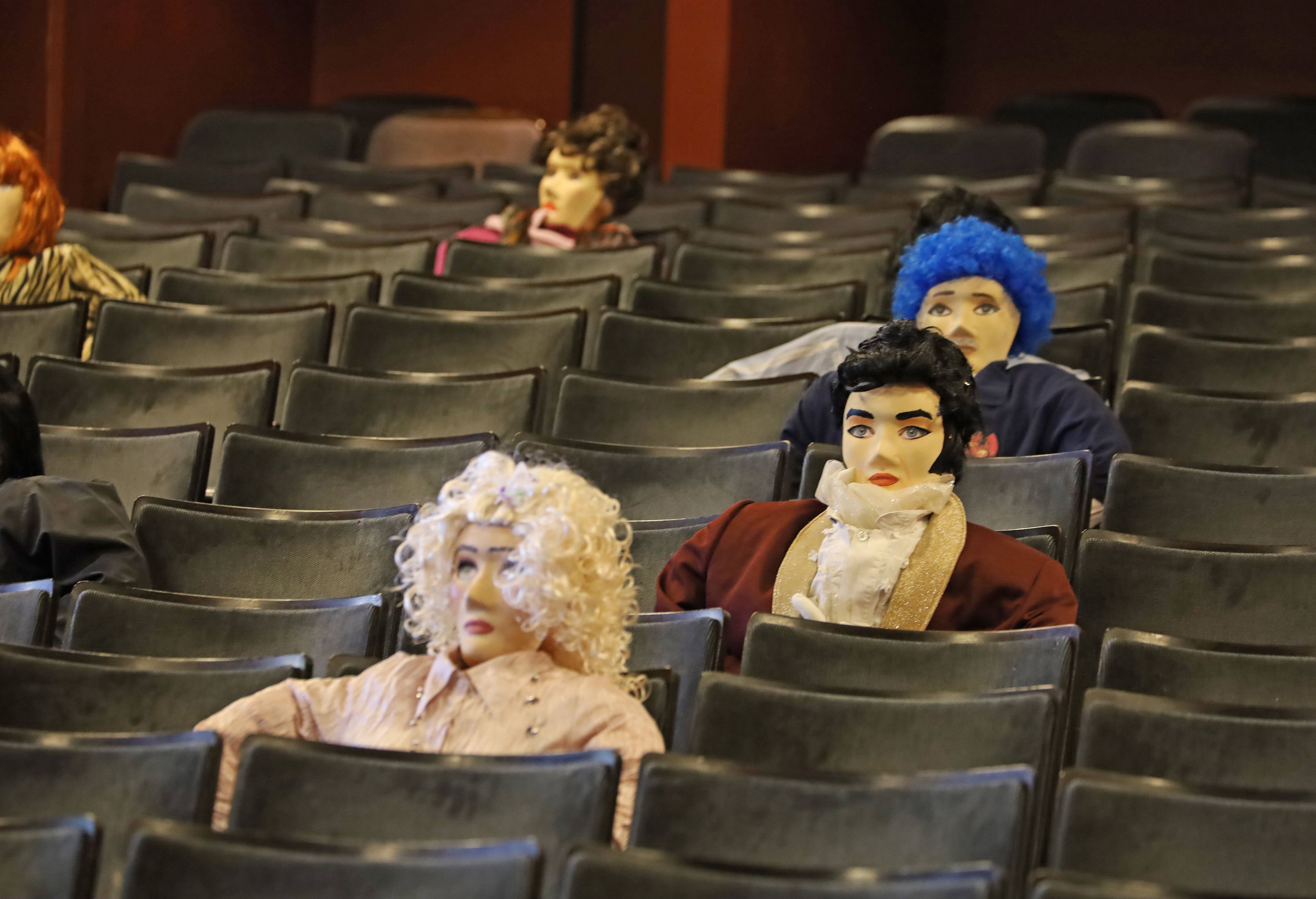 Puppen auf den Sitzplätzen der Theaterzuschauer als Abstand-Platzhalter während der Jahrespressekonferenz, Spielzeit 2020–2021, Schlosspark Theater, Schlossstrasse, Berlin-Steglitz-Zehlendorf, Deutschland, Europa, 31/08/2020. *** Puppets on the seats of the theatre audience as distance placeholders during the annual press conference, season 2020-2021, Schlosspark Theater, Schlossstrasse, Berlin Steglitz Zehlendorf, Germany, Europe, 31 08 2020