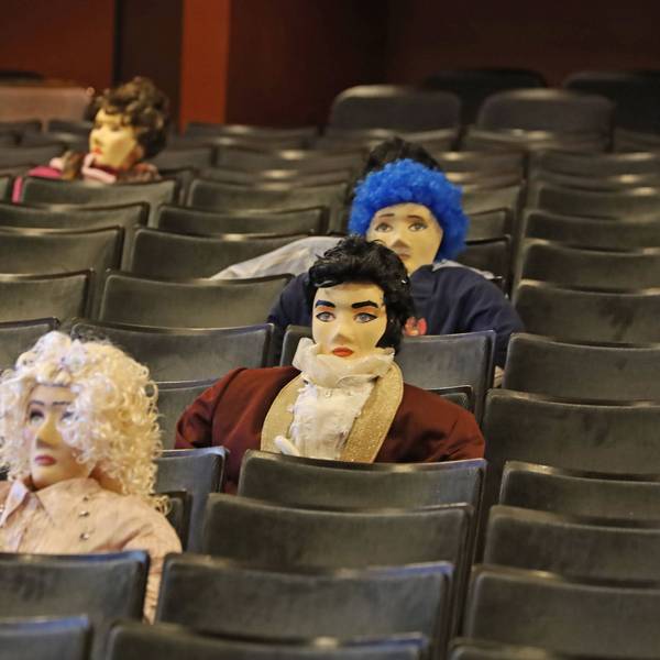 Puppen auf den Sitzplätzen der Theaterzuschauer als Abstand-Platzhalter während der Jahrespressekonferenz, Spielzeit 2020–2021, Schlosspark Theater, Schlossstrasse, Berlin-Steglitz-Zehlendorf, Deutschland, Europa, 31/08/2020. *** Puppets on the seats of the theatre audience as distance placeholders during the annual press conference, season 2020-2021, Schlosspark Theater, Schlossstrasse, Berlin Steglitz Zehlendorf, Germany, Europe, 31 08 2020