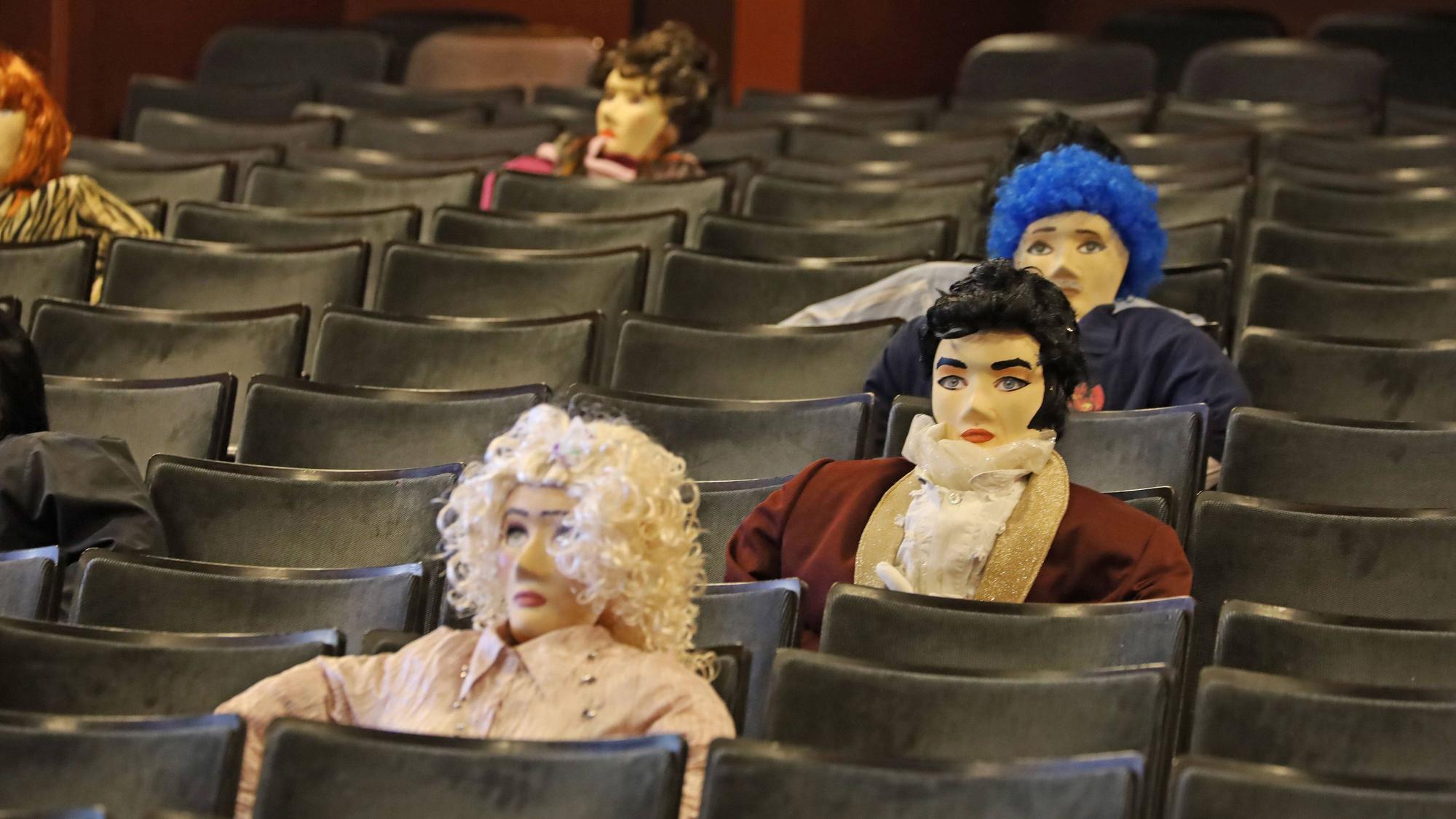 Puppen auf den Sitzplätzen der Theaterzuschauer als Abstand-Platzhalter während der Jahrespressekonferenz, Spielzeit 2020–2021, Schlosspark Theater, Schlossstrasse, Berlin-Steglitz-Zehlendorf, Deutschland, Europa, 31/08/2020. *** Puppets on the seats of the theatre audience as distance placeholders during the annual press conference, season 2020-2021, Schlosspark Theater, Schlossstrasse, Berlin Steglitz Zehlendorf, Germany, Europe, 31 08 2020