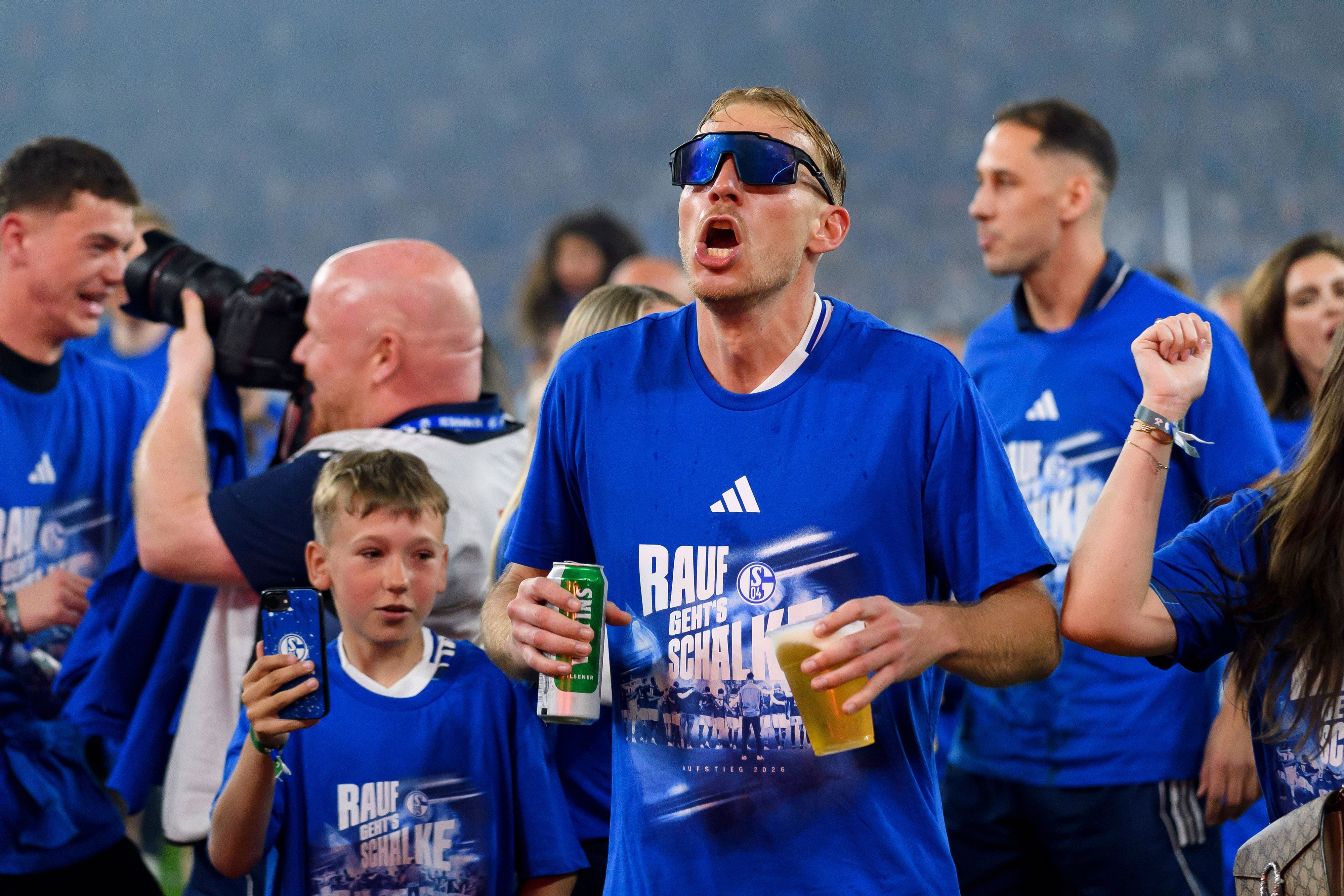 Timo Becker jubelt mit Bier und Sonnenbrille.