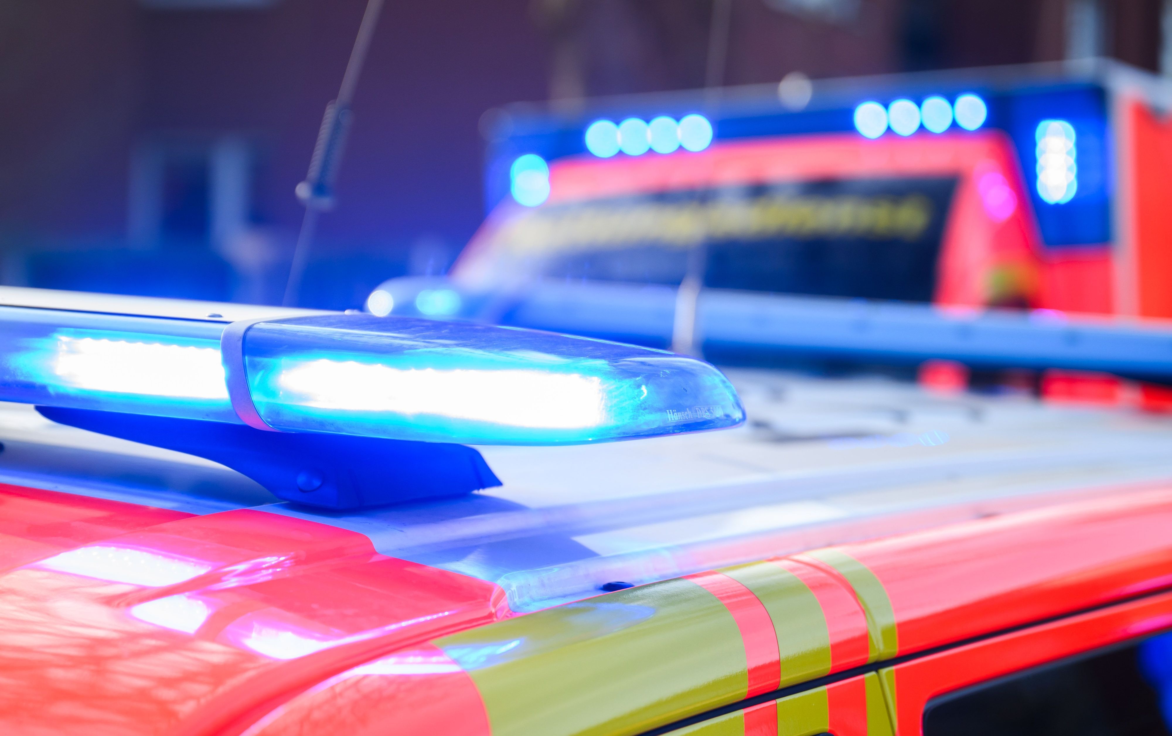 Rettungskräfte kümmerten sich um die Verletzten, nachdem ein Motorradfahrer und ein Autofahrer frontal zusammengestoßen waren. (Symbolfoto)