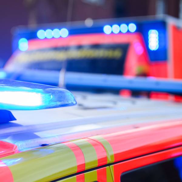 Rettungskräfte kümmerten sich um die Verletzten, nachdem ein Motorradfahrer und ein Autofahrer frontal zusammengestoßen waren. (Symbolfoto)