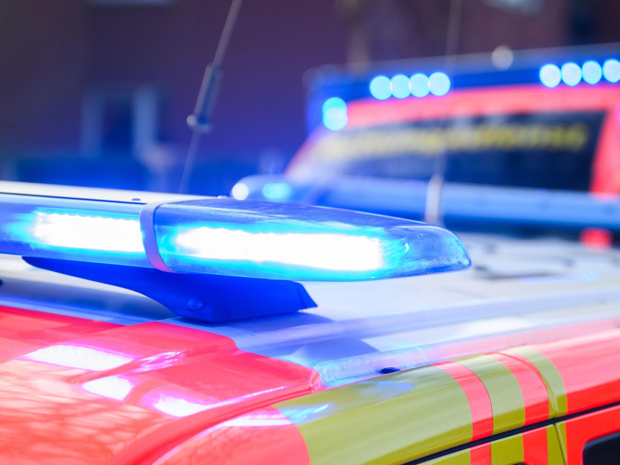 Rettungskräfte kümmerten sich um die Verletzten, nachdem ein Motorradfahrer und ein Autofahrer frontal zusammengestoßen waren. (Symbolfoto)