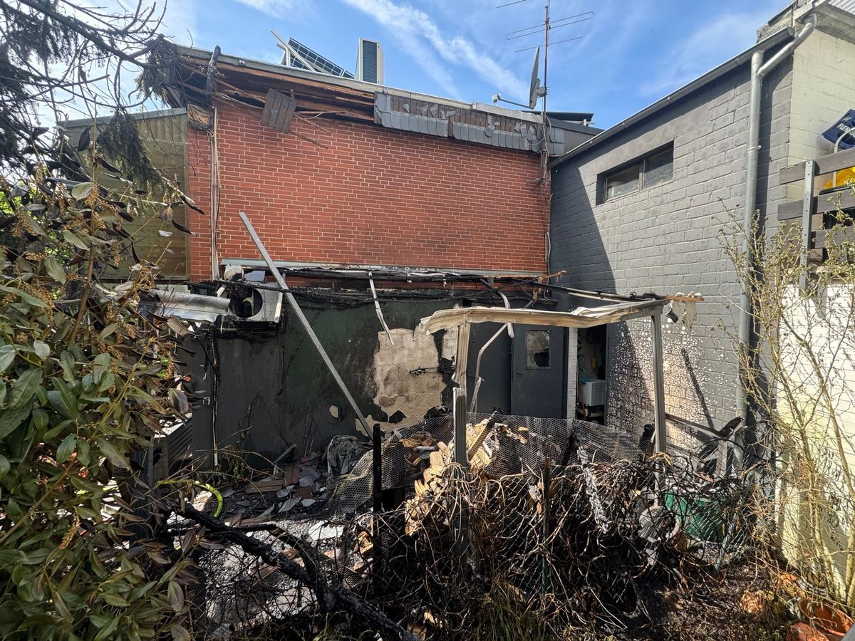 Ein Feuerwehreinsatz in Rösrath wegen eines brennenden Holzstapels.