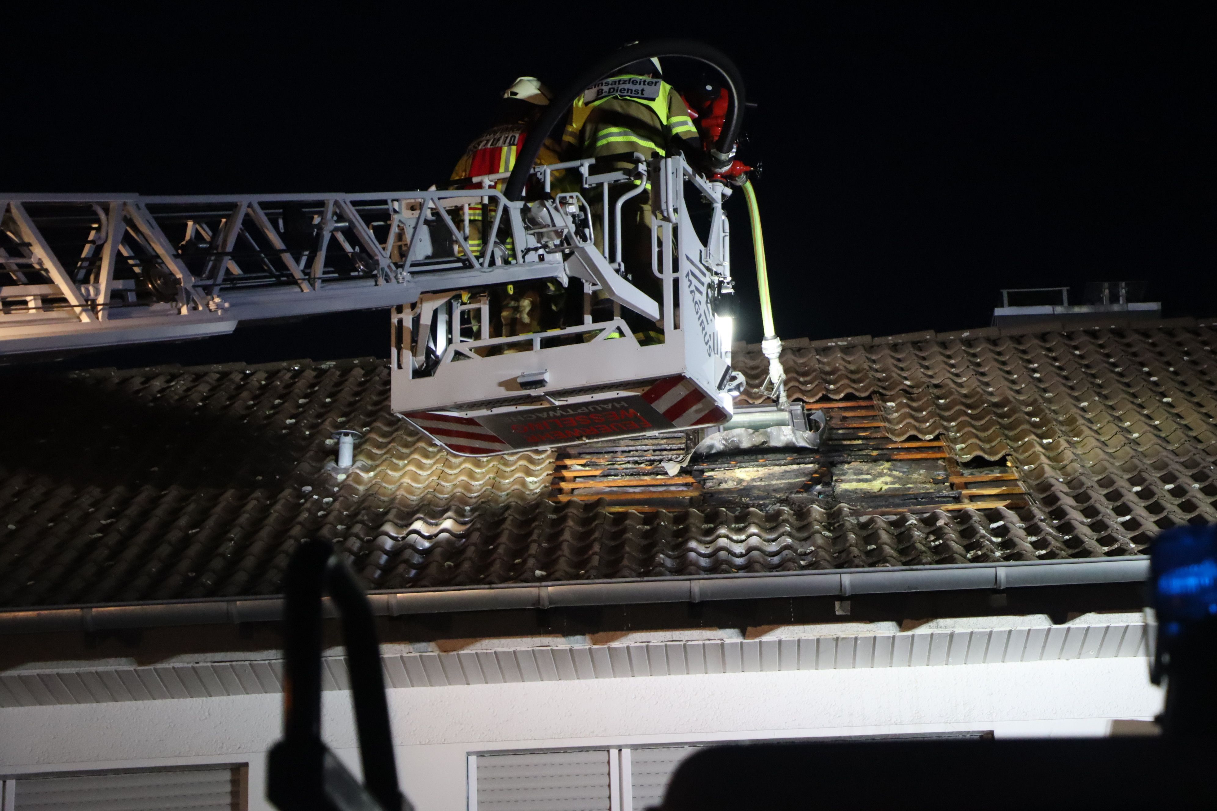 Mehr als 30 haupt- und ehrenamtliche Feuerwehrleute waren im Einsatz; ein Feuer wurde nicht gefunden.