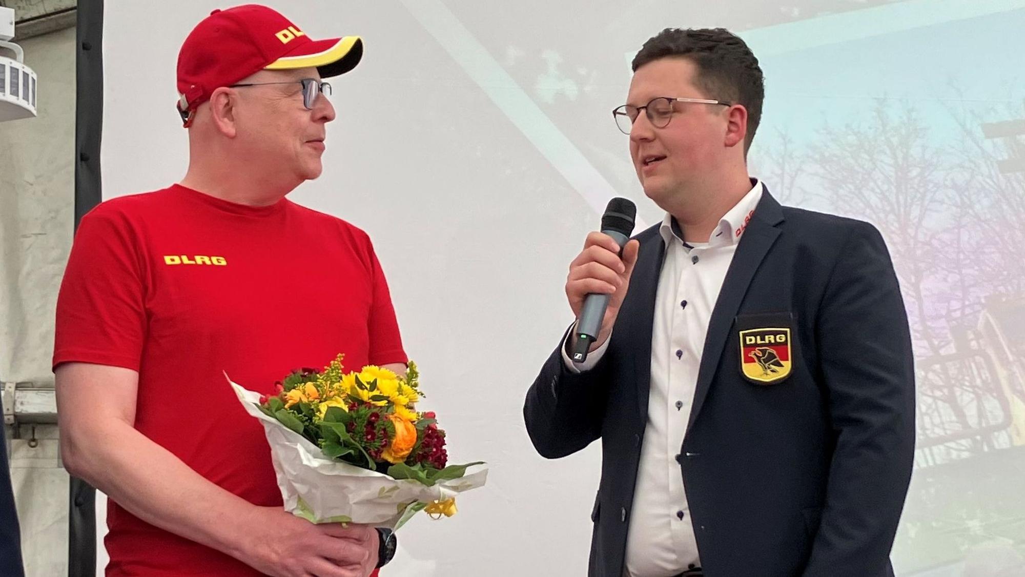 Philip Solbach, Vorsitzender der DLRG Bergneustadt, dankte am Samstag auch seinem Vorgänger Frank Röttger, der damals mit den Anstoß für die neue Wache gab.