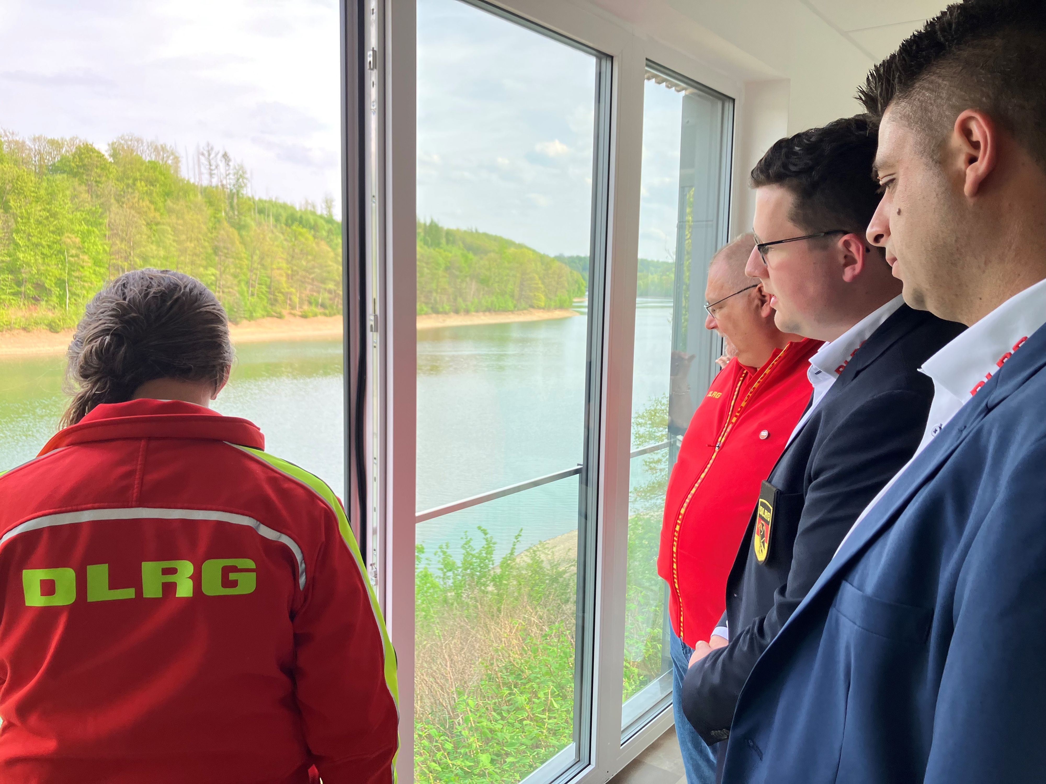 Dank Panoramafenster bietet sich ein direkter und freier Blick aufs Wasser.