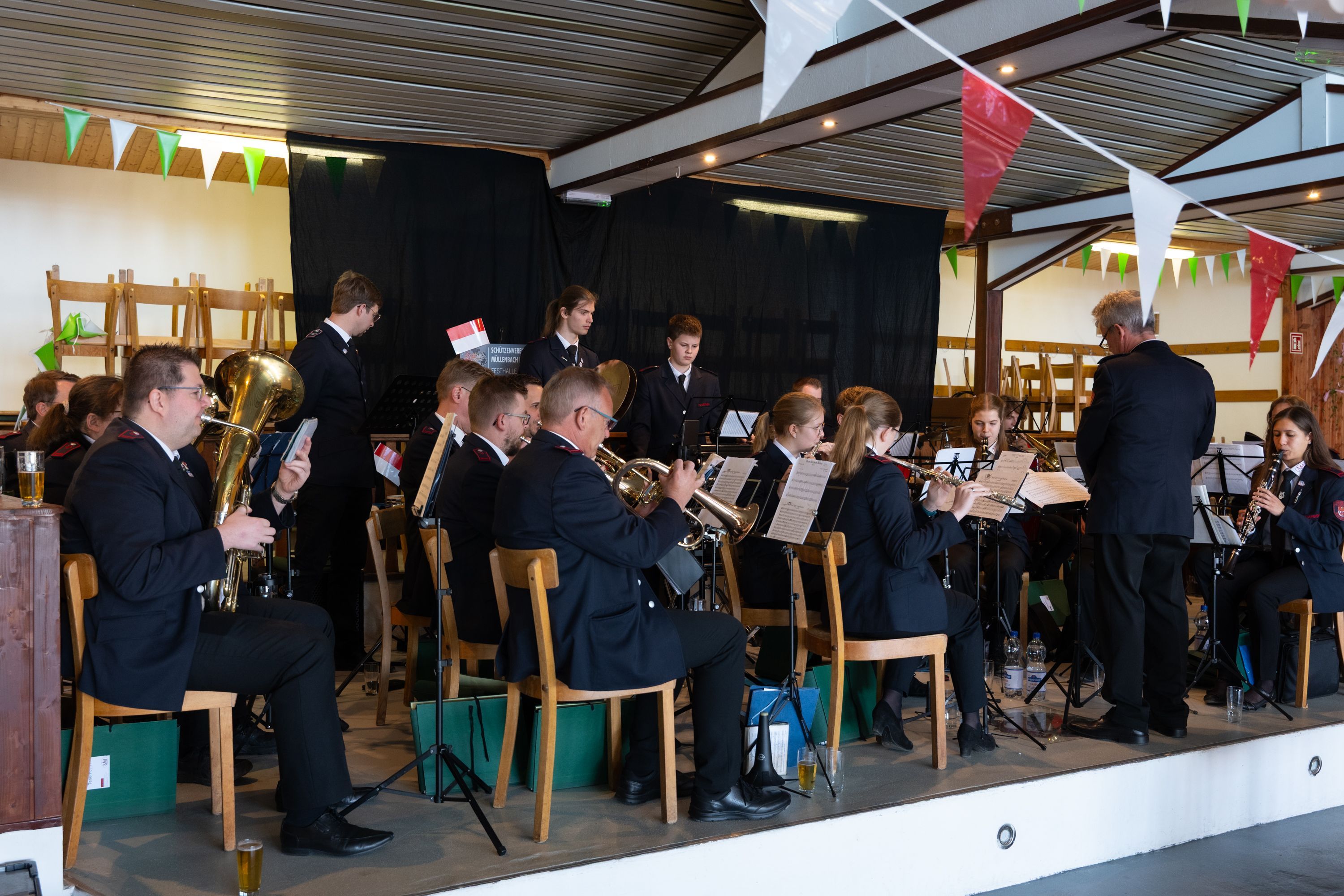 Der Musikzug der Freiwilligen Feuerwehr Marienheide auf der Bühne.