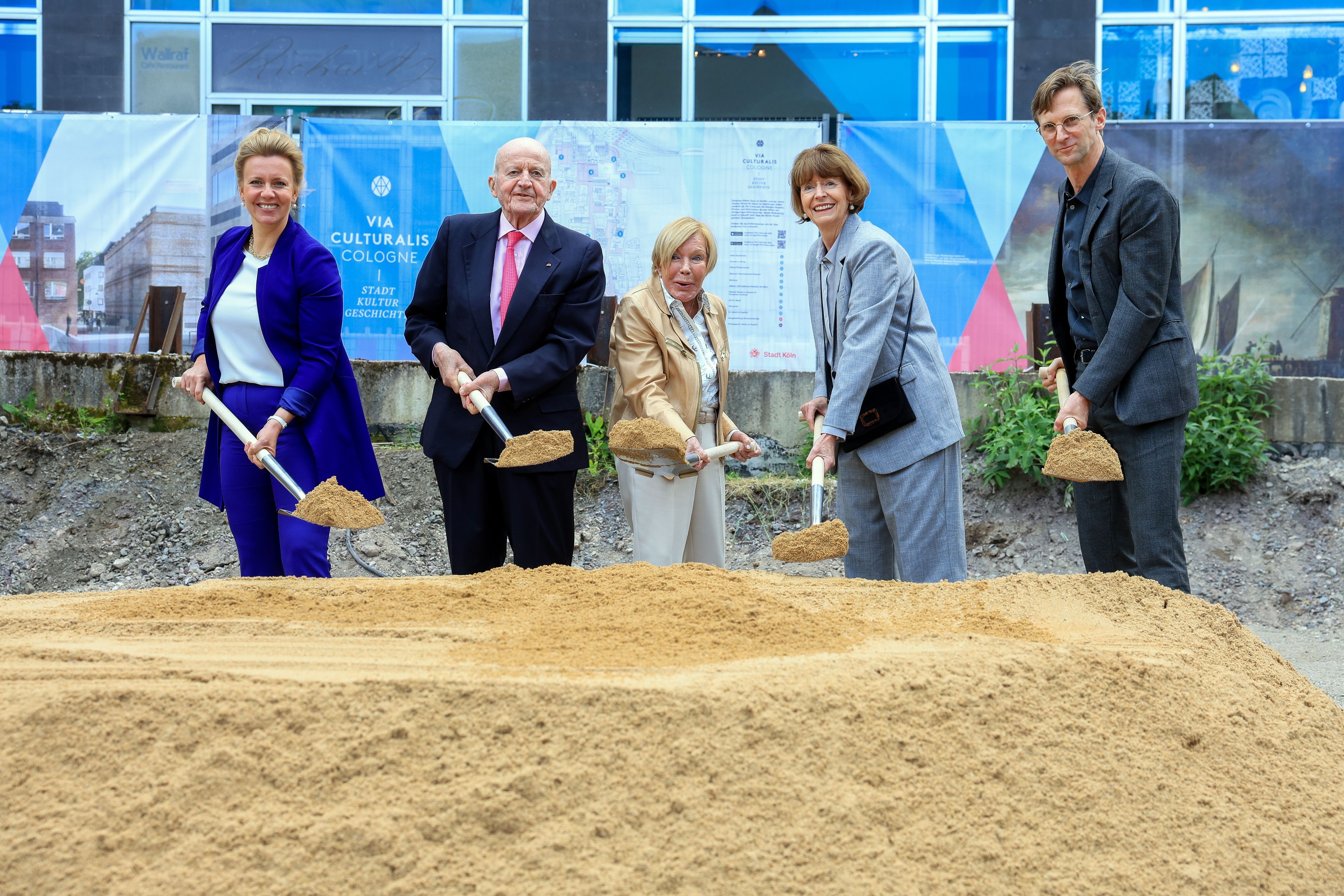 Der Spatenstich für den Erweiterungsbau des Wallraf-Richartz-Museums im Mai 2024: NRW-Kulturministerin Ina Brandes, Stifterratsvorsitzender Peter Jungen, Marisol Corboud, die damalige OB Henriette Reker und Architekt Christoph Gantenbein.