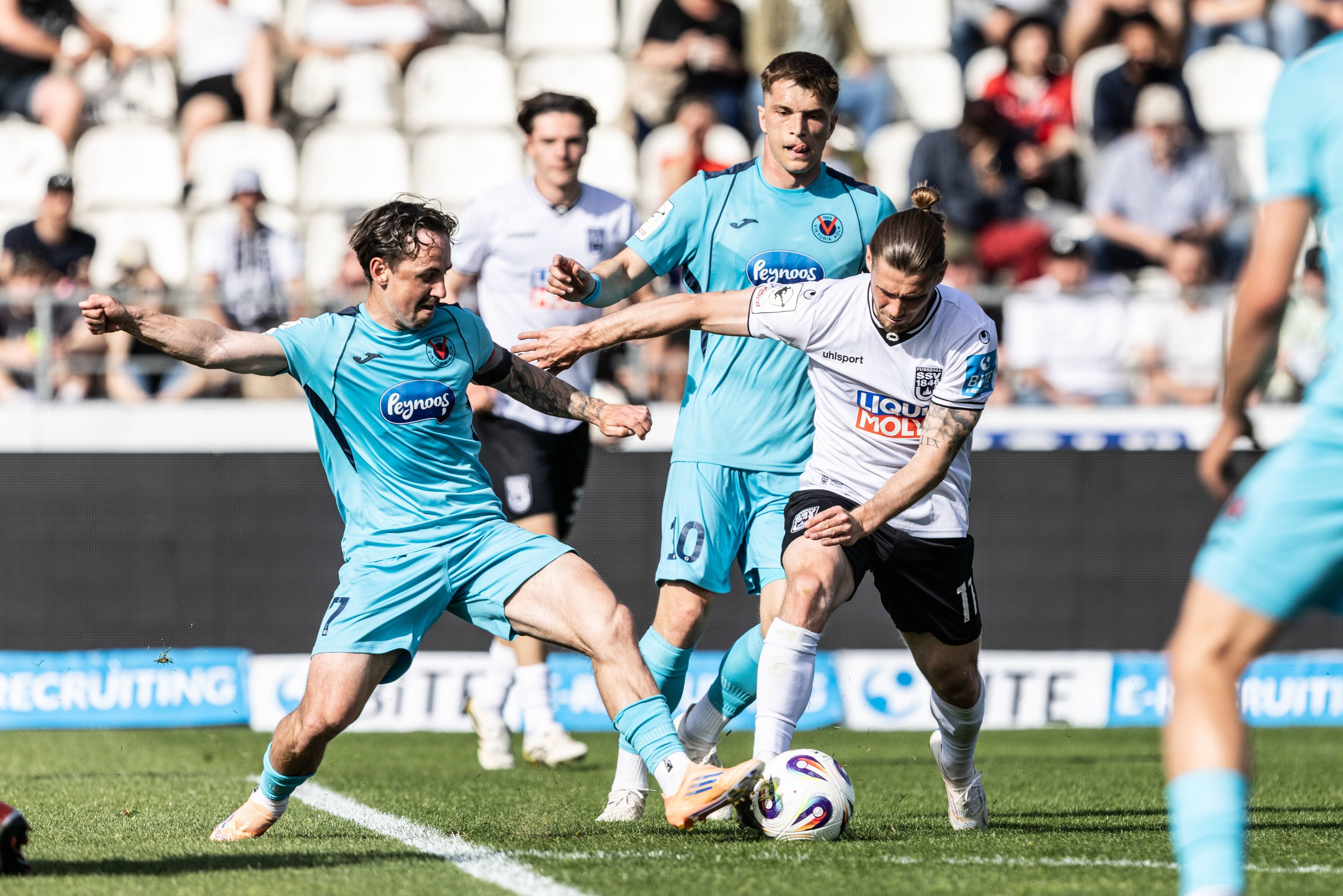 Fussball, Saison 2025/2026, 3. Liga, Donaustadion Ulm, 36. Spieltag, SSV Ulm 1846 Fußball - FC Viktoria Köln, 02.05.2026 02.05.2026, Fussball, Saison 2025/2026, 3. Liga, Donaustadion Ulm, 36. Spieltag, SSV Ulm 1846 Fußball - FC Viktoria Köln, v.l. 7 Simon Handle Viktoria Köln, 11 Dennis Chessa SSV Ulm 1846 Fußball Ulm Donaustadion Baden-Württemberg Deutschland *** Football, Season 2025 2026, 3 Liga, Donaustadion Ulm, 36 Matchday, SSV Ulm 1846 Football FC Viktoria Köln, 02 05 2026 02 05 2026, Football, Season 2025 2026, 3 Liga, Donaustadion Ulm, 36 Matchday, SSV Ulm 1846 Football FC Viktoria Köln, v l 7 Simon Handle Viktoria Köln , 11 Dennis Chessa SSV Ulm 1846 Football Ulm Donaustadion Baden Württemberg Germany