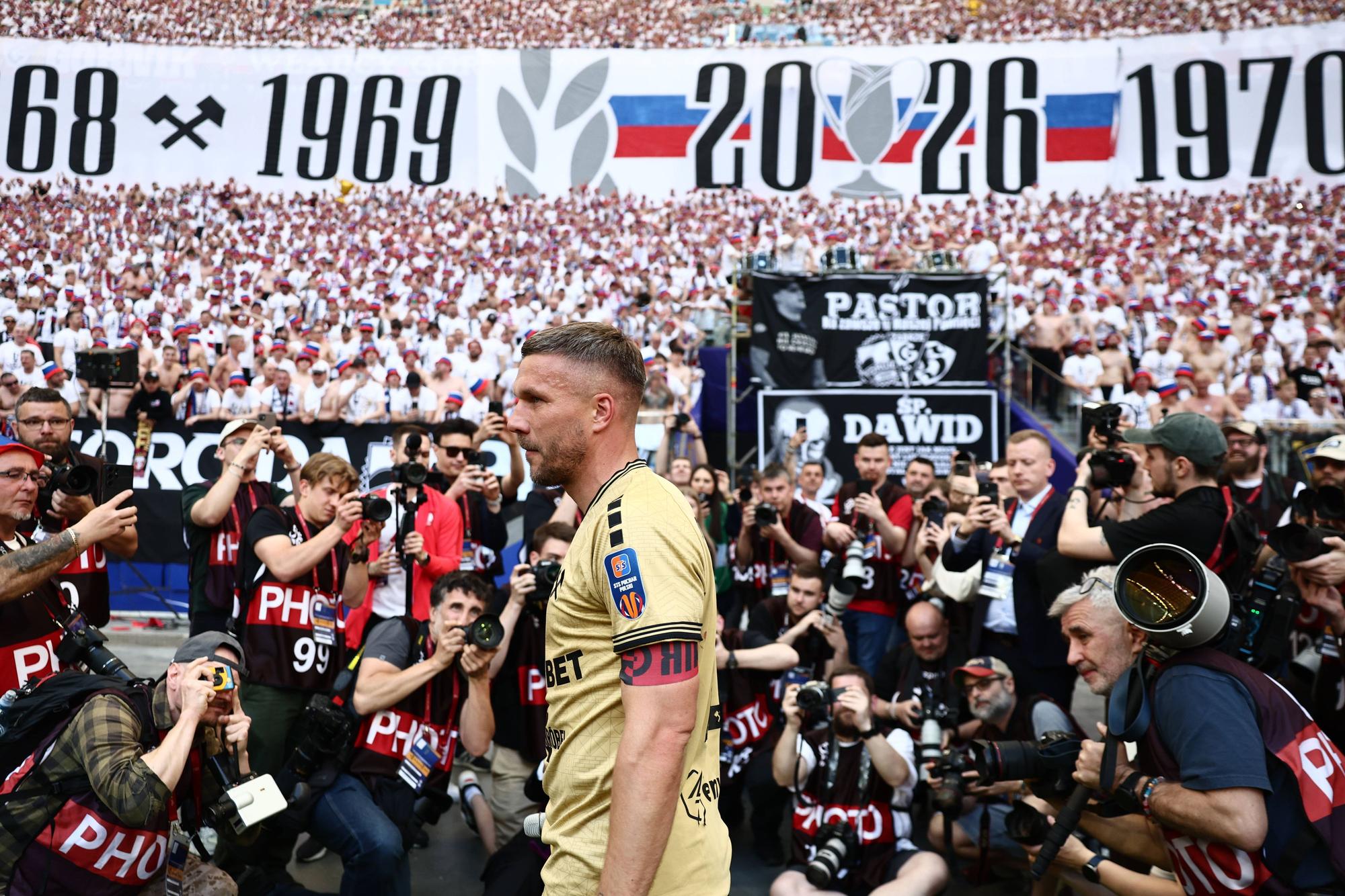 Polish Cup Final Gornik Zabrze - Rakow Czestochowa Lukas Podolski celebrates the win after the Polish Cup Final Gornik Zabrze - Rakow Czestochowa at National Stadium in Warsaw, Poland on May 2, 2026. Warsaw Poland PUBLICATIONxNOTxINxFRA Copyright: xJakubxPorzyckix originalFilename:porzycki-polishcu260502_npMzb.jpg
