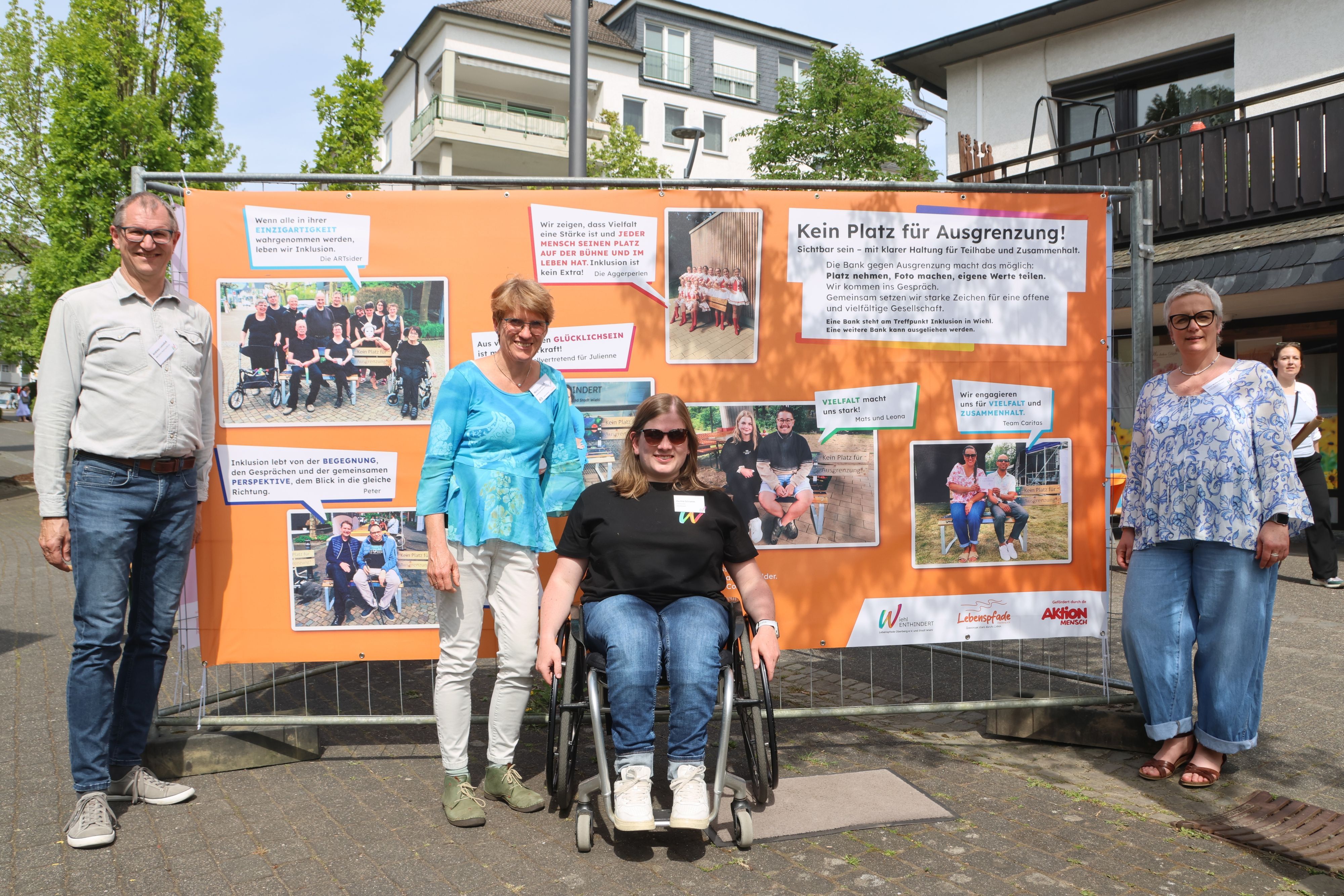 Protesttag Gleichstellung, Wiehl, Andreas (v.l.) und Maria Lamsfuß, Pauline Schramm und Astrid Wollenweber
