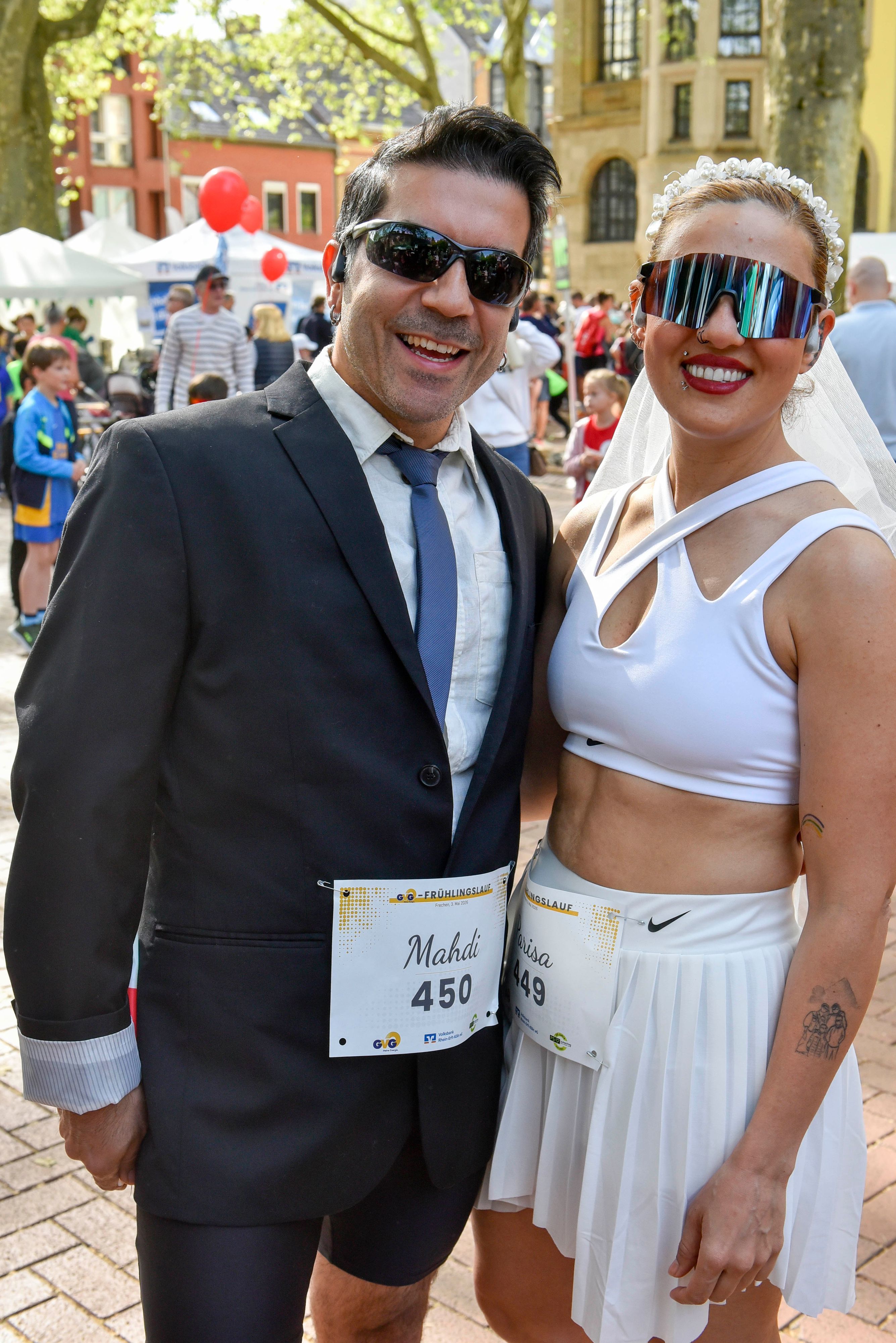 Anlässlich ihres 21. Hochzeitstages hatten sich Mahdi Asadi und Parisa Madan für den Volkslauf mit Brautschleier und Jacket auf die Laufstrecke begeben..