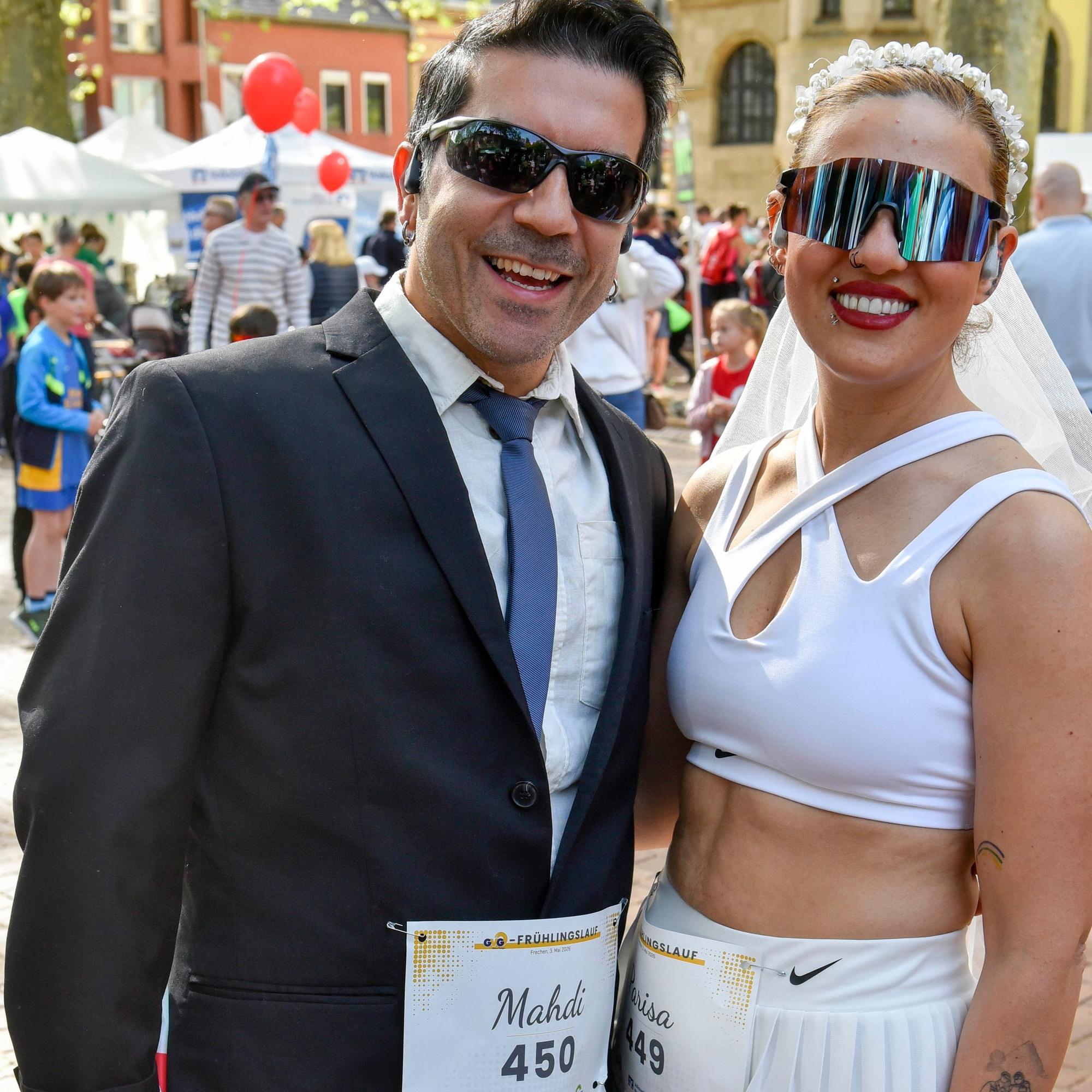Anlässlich ihres 21. Hochzeitstages hatten sich Mahdi Asadi und Parisa Madan für den Volkslauf mit Brautschleier und Jacket auf die Laufstrecke begeben..