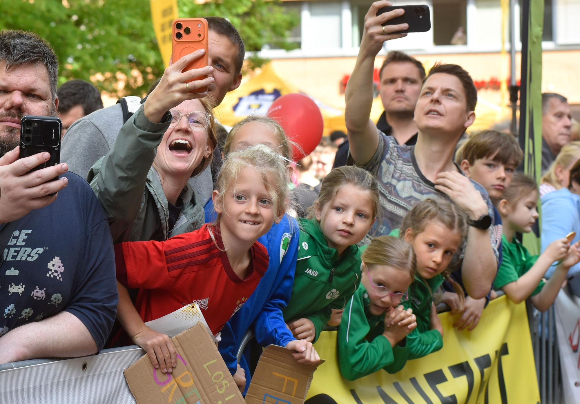 Die Zuschauer feuerten ihre Laufhelden auf der Strecke an.