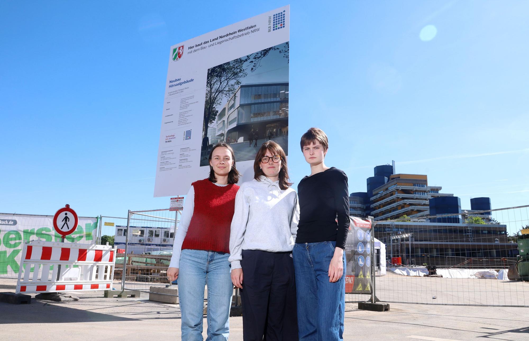30.04.2026, Köln: Lea, Marie und Marie (von links) studieren in der TH Köln in Deutz. Sie sind gegen den Bau. Foto: Arton Krasniqi