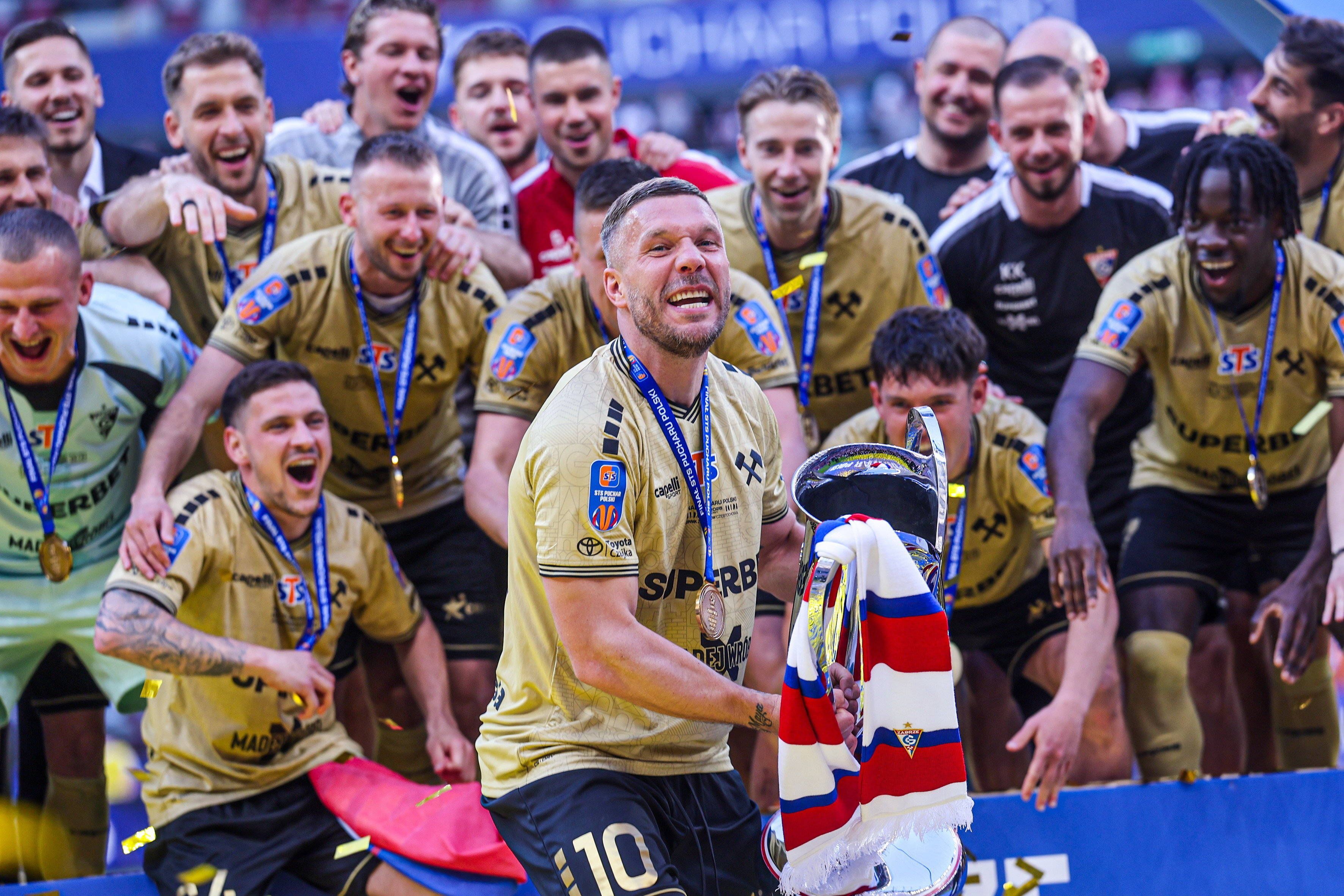 02.05.2026 WARSZAWA, PGE NARODOWY PILKA NOZNA  FOOTBALL , STS PUCHAR POLSKI SEZON 2025/2026 - FINAL STS PUCHARU POLSKI FINAL STS PUCHARU POLSKI MECZ GORNIK ZABRZE - RAKOW CZESTOCHOWA NZ LUKAS PODOLSKI GORNIK ZABRZE ZDOBYWA STS PUCHAR POLSKI RADOSC DEKORACJA DRUZYNA FOTO LUKASZ GROCHALA/CYFRASPORT /NEWSPIX.PL --- newspix.pl PUBLICATIONxNOTxINxPOL