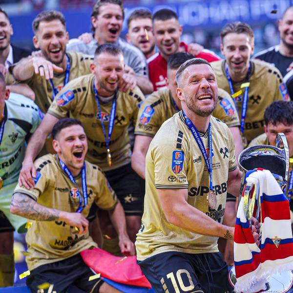02.05.2026 WARSZAWA, PGE NARODOWY PILKA NOZNA FOOTBALL , STS PUCHAR POLSKI SEZON 2025/2026 - FINAL STS PUCHARU POLSKI FINAL STS PUCHARU POLSKI MECZ GORNIK ZABRZE - RAKOW CZESTOCHOWA NZ LUKAS PODOLSKI GORNIK ZABRZE ZDOBYWA STS PUCHAR POLSKI RADOSC DEKORACJA DRUZYNA FOTO LUKASZ GROCHALA/CYFRASPORT /NEWSPIX.PL --- newspix.pl PUBLICATIONxNOTxINxPOL