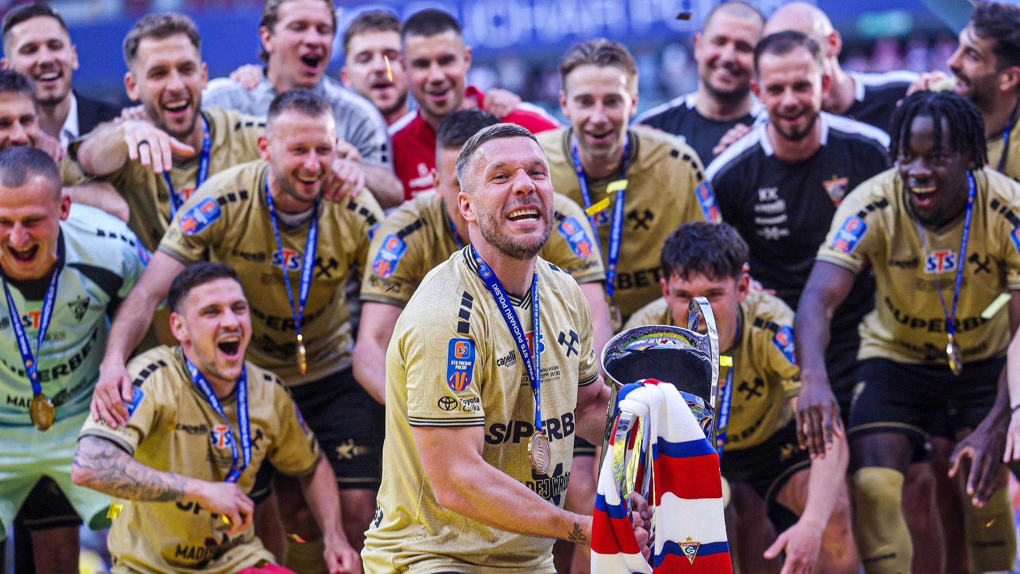 02.05.2026 WARSZAWA, PGE NARODOWY PILKA NOZNA FOOTBALL , STS PUCHAR POLSKI SEZON 2025/2026 - FINAL STS PUCHARU POLSKI FINAL STS PUCHARU POLSKI MECZ GORNIK ZABRZE - RAKOW CZESTOCHOWA NZ LUKAS PODOLSKI GORNIK ZABRZE ZDOBYWA STS PUCHAR POLSKI RADOSC DEKORACJA DRUZYNA FOTO LUKASZ GROCHALA/CYFRASPORT /NEWSPIX.PL --- newspix.pl PUBLICATIONxNOTxINxPOL
