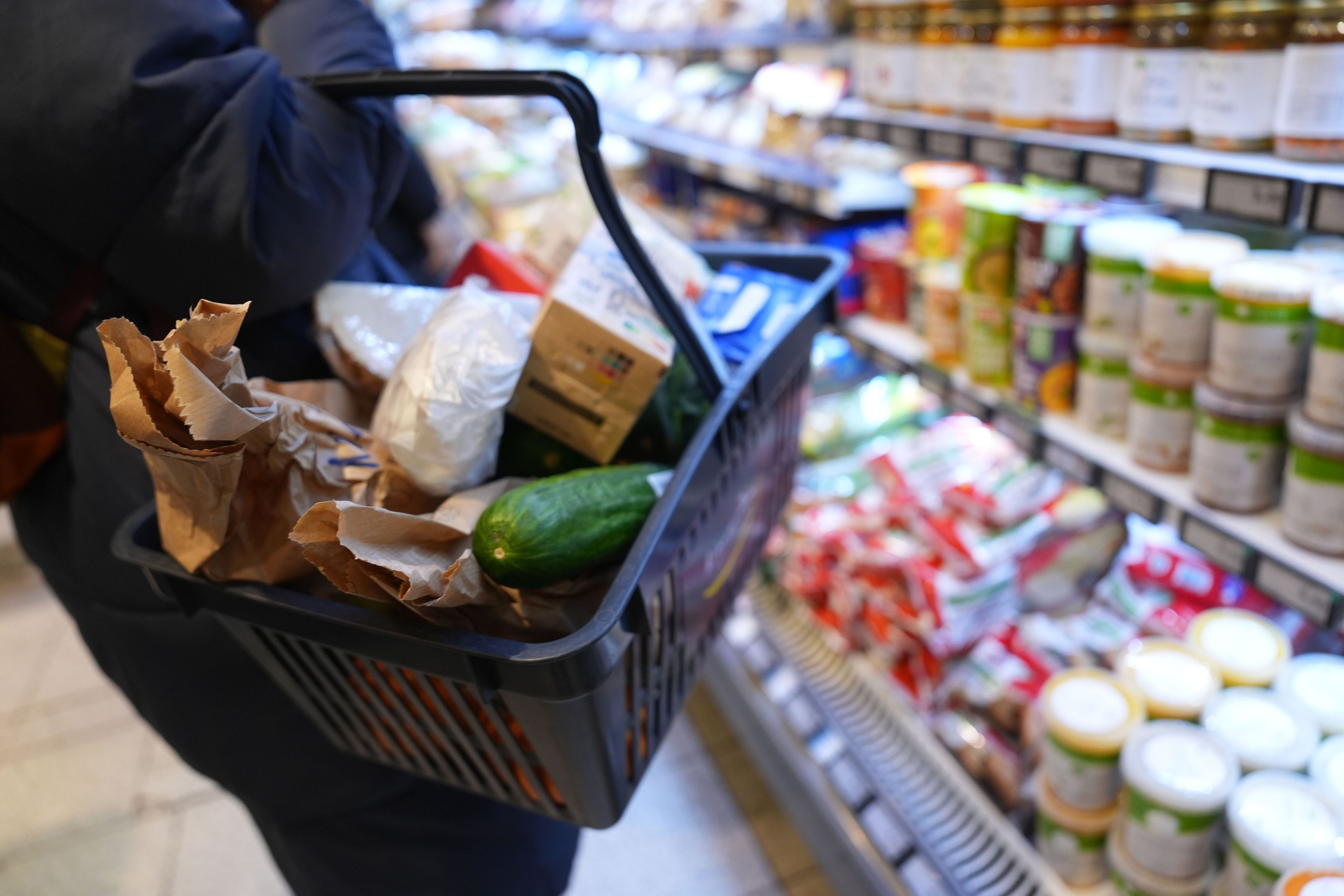 Das Foto zeigt eine Frau vor einem Supermarkt-Regal