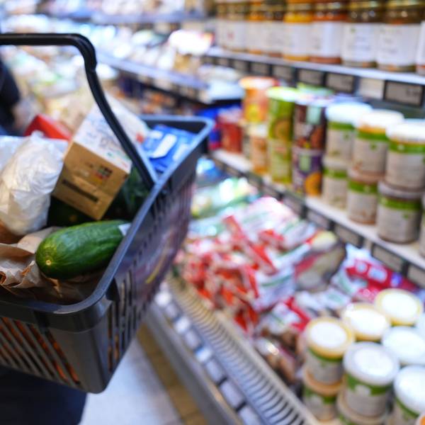 Das Foto zeigt eine Frau vor einem Supermarkt-Regal