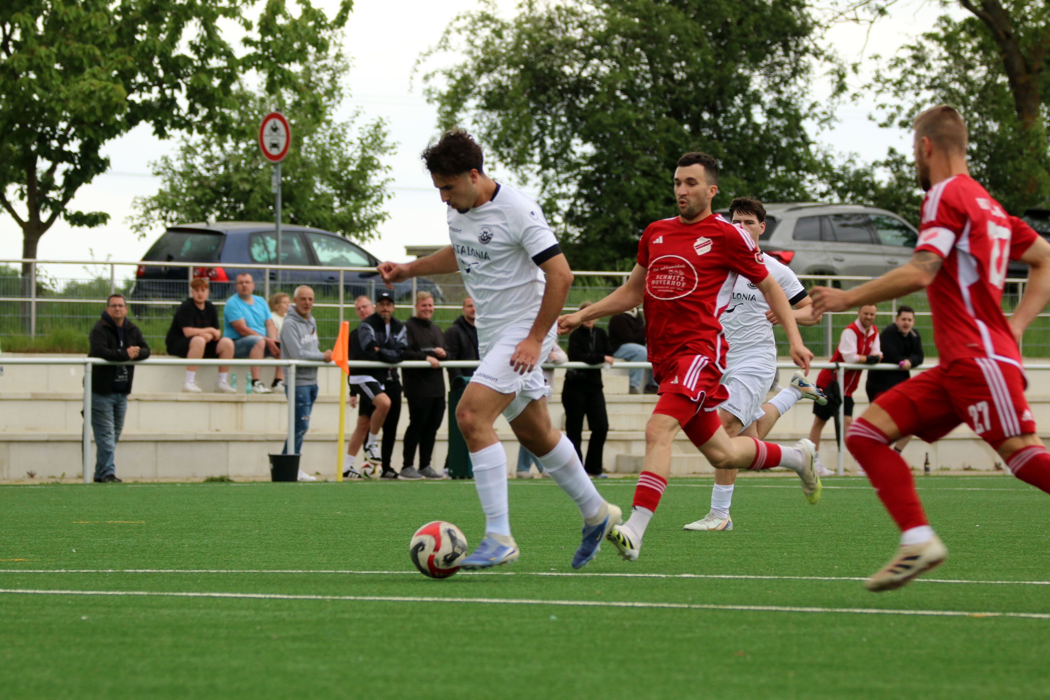 Arber Jashanica führt den Ball und wird von zwei Gegenspielern verfolgt.