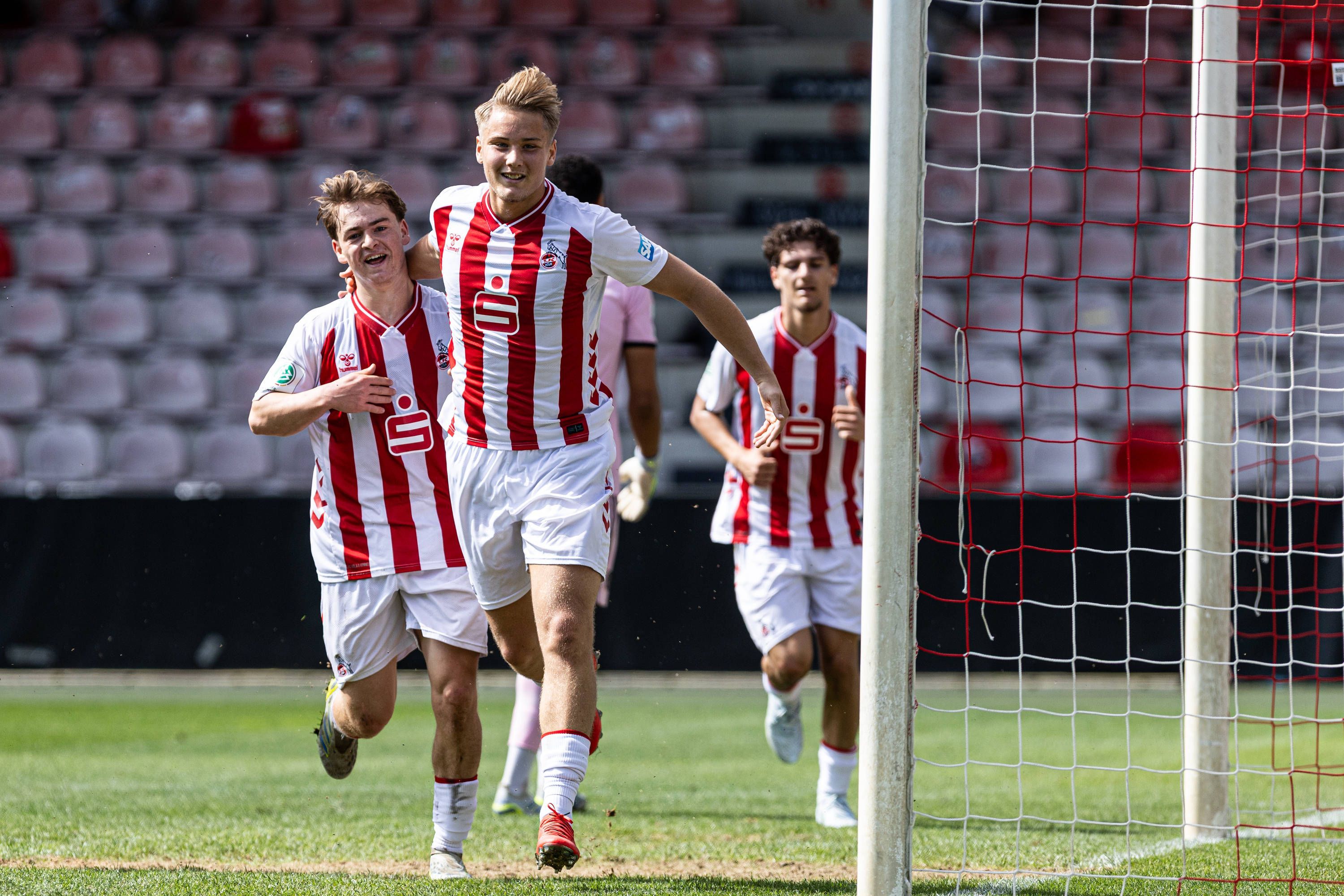 A-Junioren Bundesliga U19 Achtelfinale: 1. FC Köln U19 - FC Bayern München U19 02.05.2026 1. FC Köln U19 bejubelt das Tor, 1:0 durch Fynn Schenten 1. FC Köln U19, 9 A-Junioren Bundesliga U19 Achtelfinale: 1. FC Köln U19 - FC Bayern München U19 Franz-Kremer-Stadion, Köln 02.05.2026 DFL egulations prohibit any use of photographs as image sequences and/or quasi video. *** A Junioren Bundesliga U19 Achtelfinale 1 FC Köln U19 FC Bayern München U19 02 05 2026 1 FC Köln U19 celebrates the goal, 1 0 by Fynn Schenten 1 FC Köln U19, 9 A Junioren Bundesliga U19 Achtelfinale 1 FC Köln U19 FC Bayern München U19 Franz Kremer Stadion, Köln 02 05 2026 DFL egulations prohibit any use of photographs as image sequences and or quasi video Copyright: xBEAUTIFULxSPORTS/Buriakovx