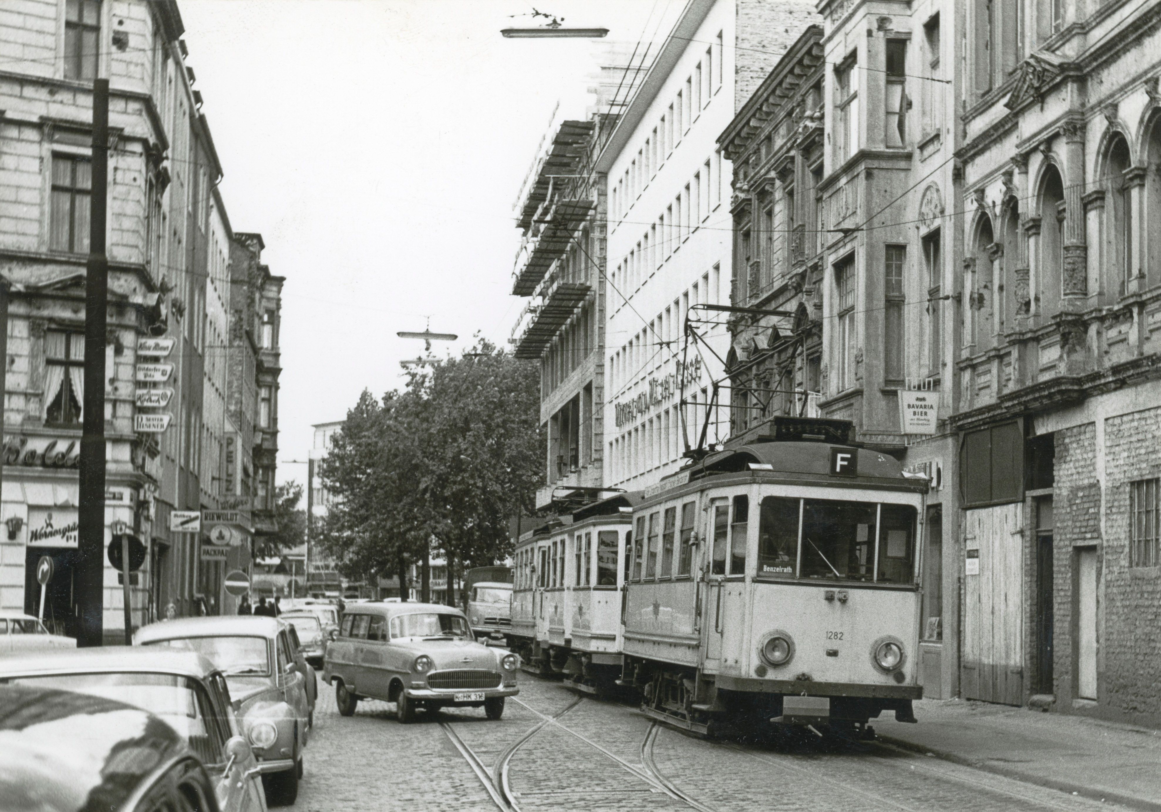 Auf dem Bild ist eine Schwarz-Weiß-Aufnahme von Finchen bei der Fahrt durch Köln zu sehen.