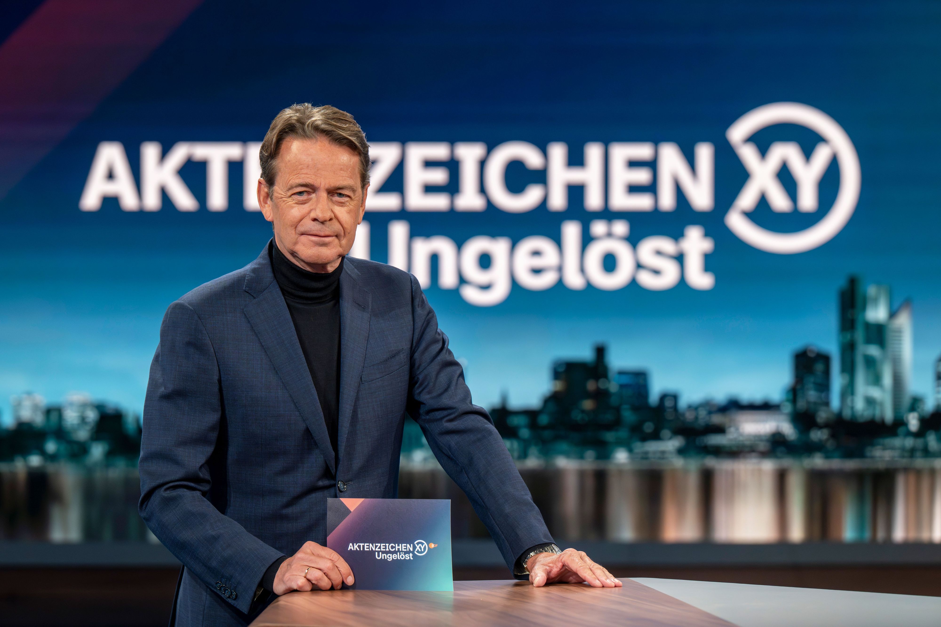 Moderator Rudi Cerne steht im ZDF-Studio von "Aktenzeichen XY… Ungelöst"