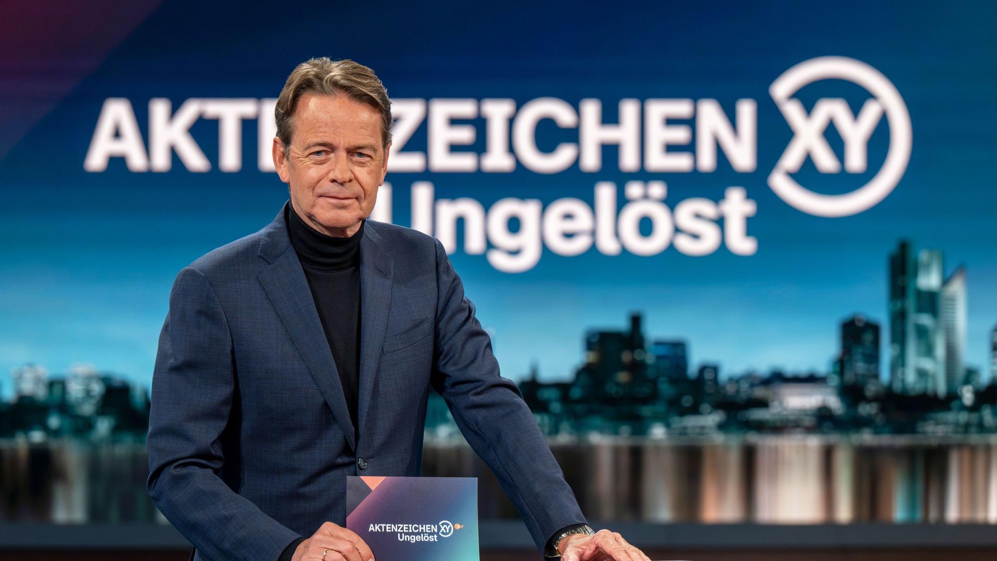 Moderator Rudi Cerne steht im ZDF-Studio von "Aktenzeichen XY… Ungelöst"