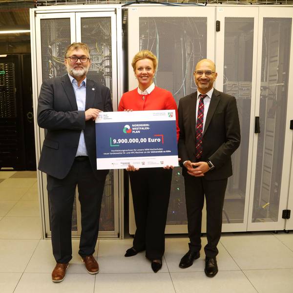 Mehr Rechenpower für KI: Die Universität zu Köln baut das Hochleistungsrechnen für nordrhein-westfälische Hochschulen aus. Ministerin Ina Brandes überreicht der Uni eine Förderzusage für ein High Performance Computing Basiscluster an Joybrato Mukherjee (rechts) und Stefan Wesner. Foto: Arton Krasniqi