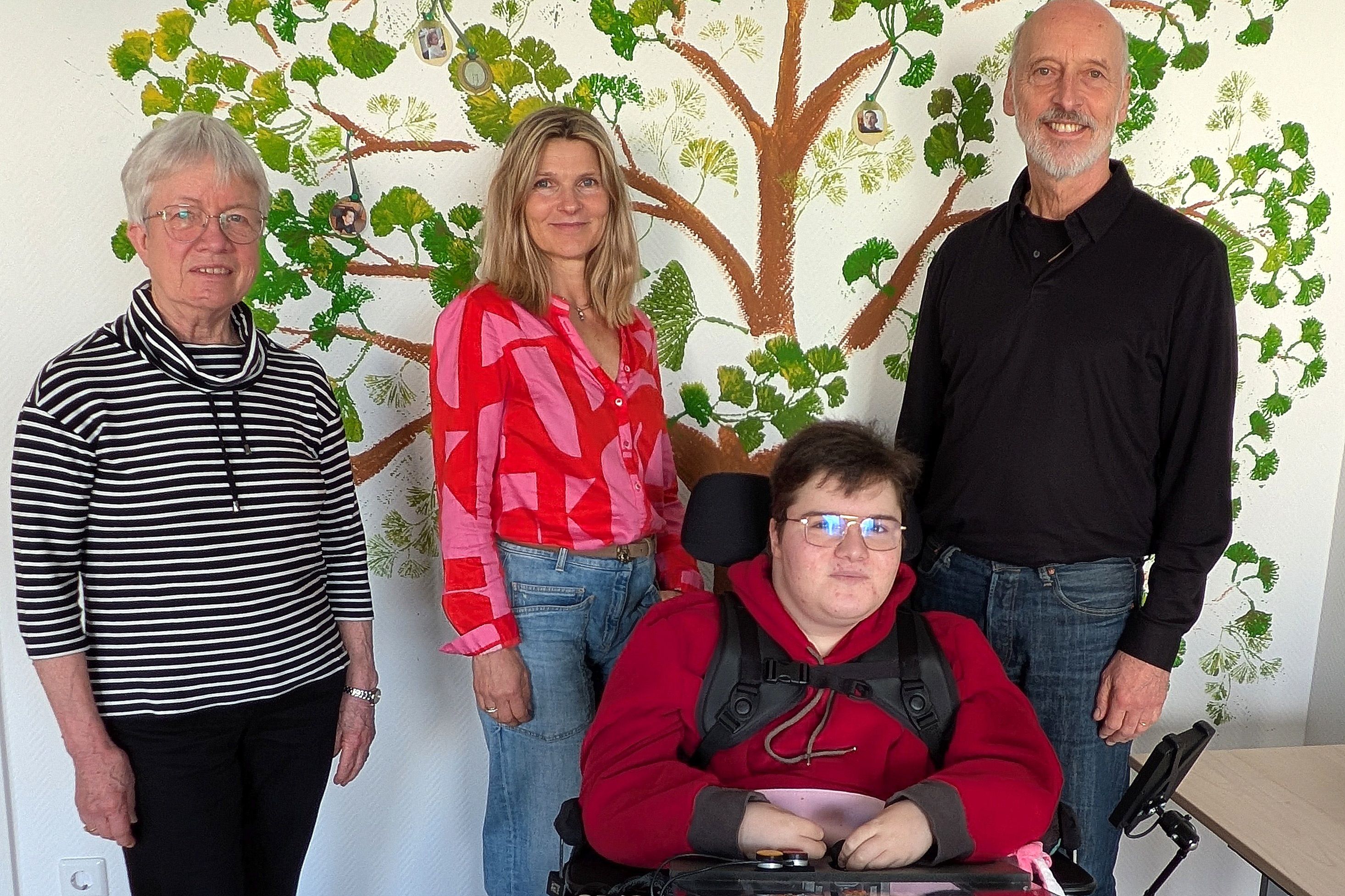 Vor dem Baum des Lebens und der Erinnerung (v. l.): Ursula Schieb-Niebuhr, Julia Hansel, Christian Gunczi und Thomas Meier.