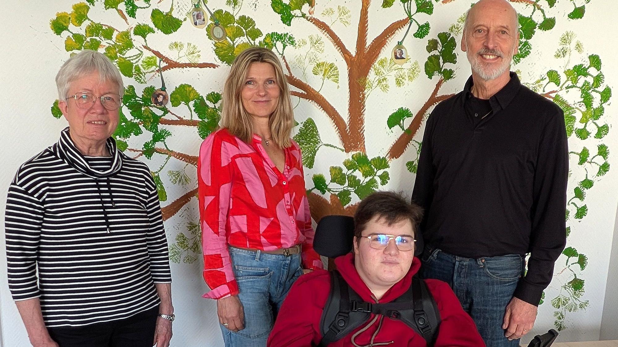 Vor dem Baum des Lebens und der Erinnerung (v. l.): Ursula Schieb-Niebuhr, Julia Hansel, Christian Gunczi und Thomas Meier.