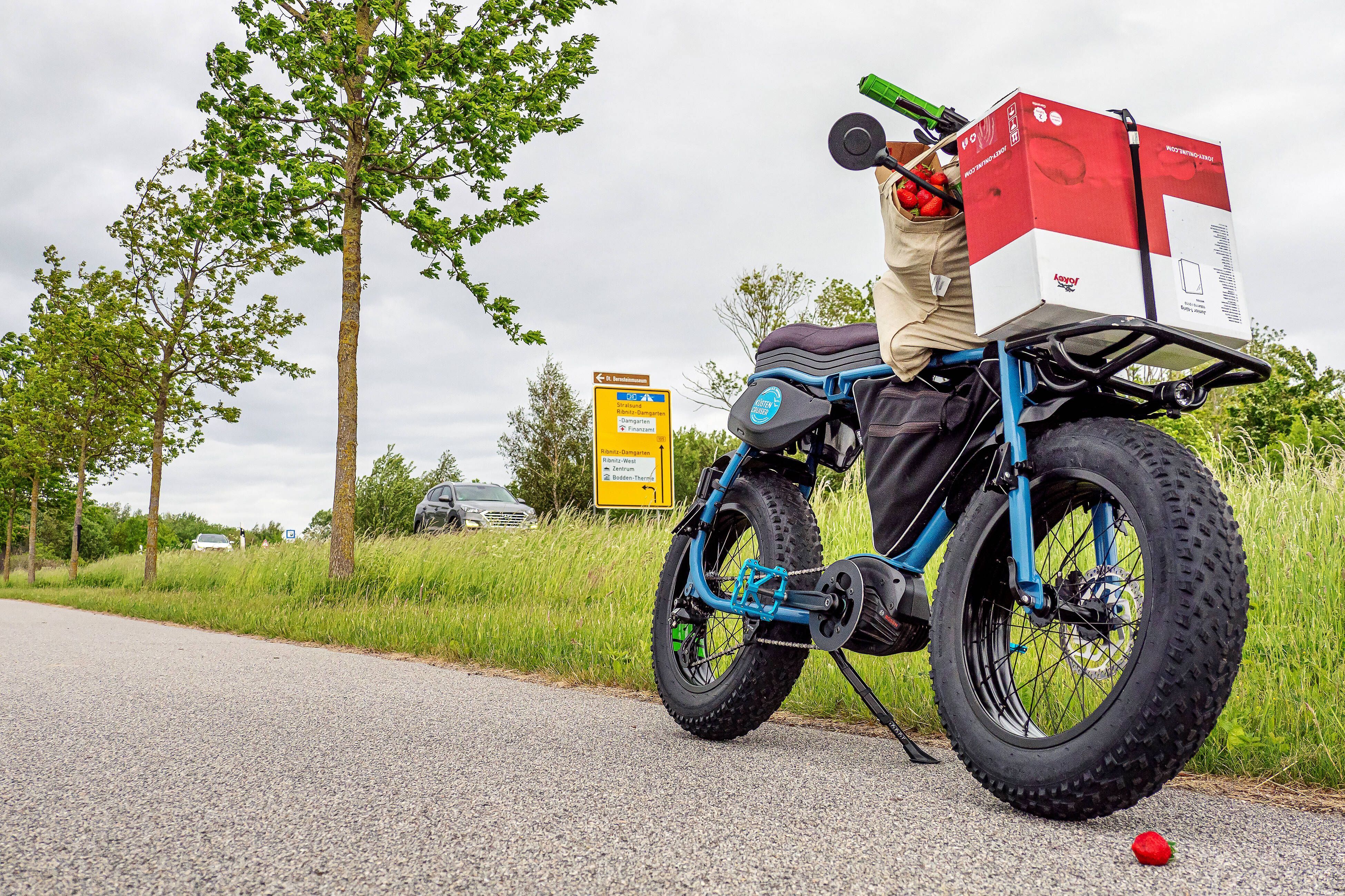 E-Bike mit Kiste und Früchten
