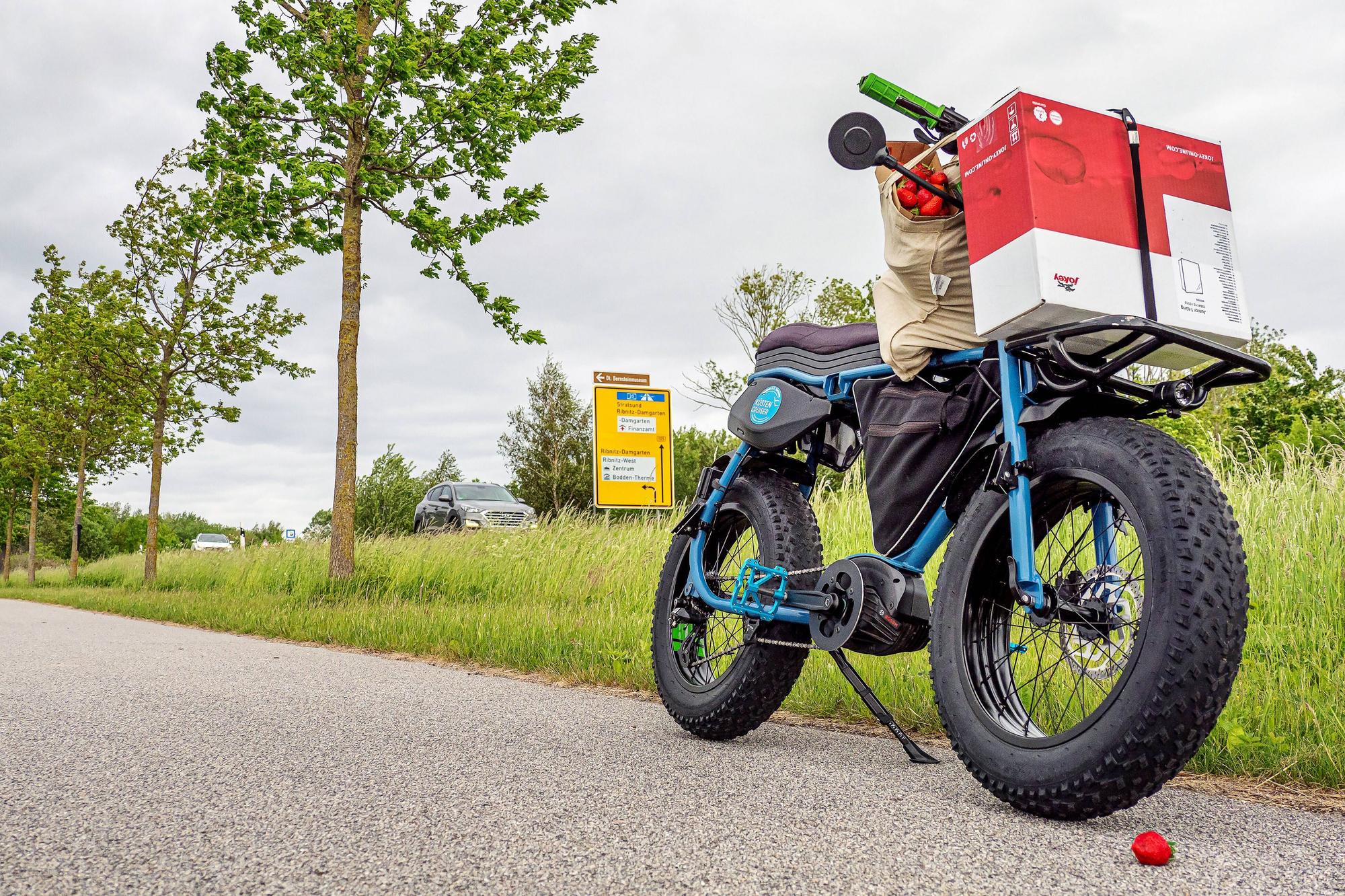 E-Bike mit Kiste und Früchten