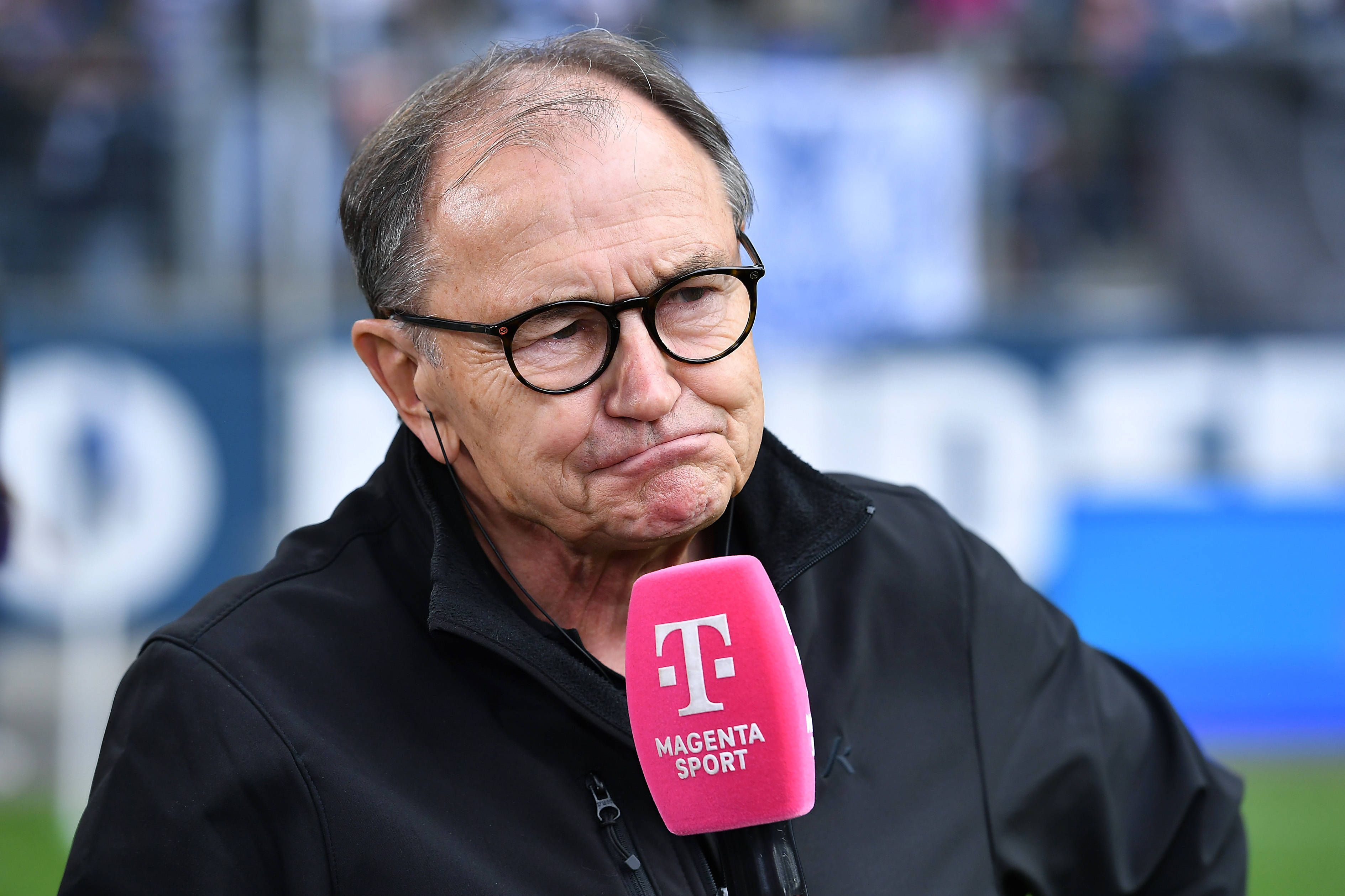 Ewald Lienen am Magenta-Mikrofon