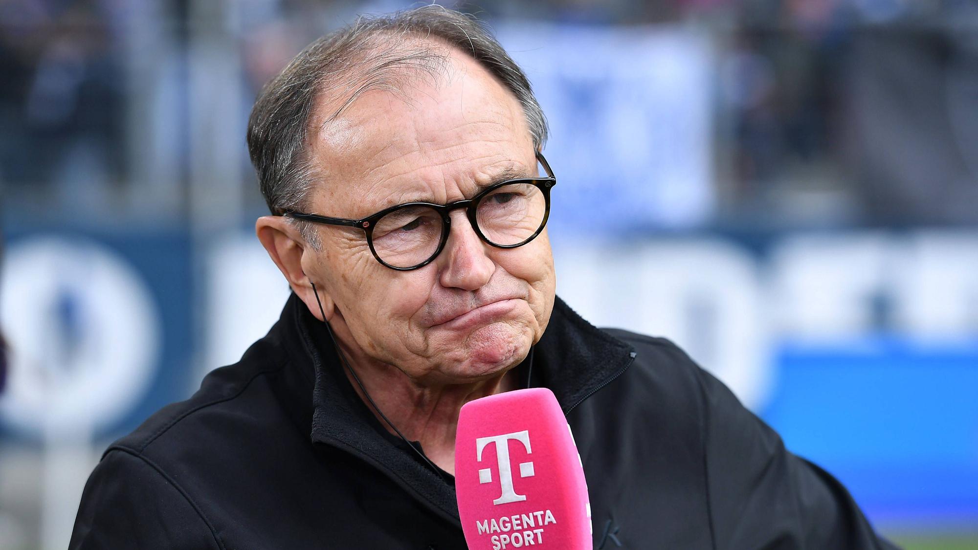 Ewald Lienen am Magenta-Mikrofon