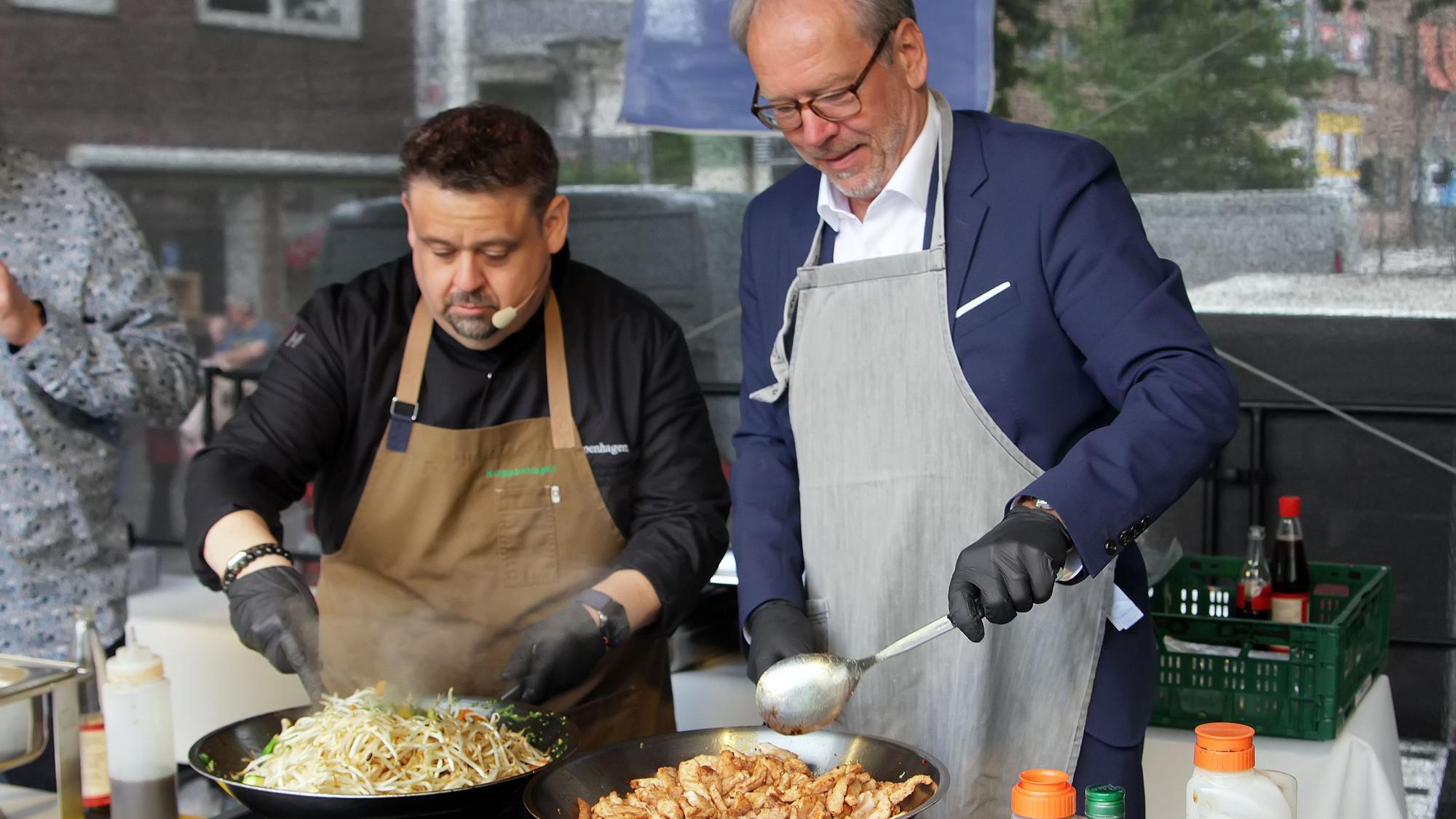Auf offener Bühne brutzelten Bürgermeister Volker Mießeler (r.) und Showkoch Volker Koppenhagen eine asiatische Gemüsepfanne, die anschließend in vielen kleinen Portionen unters dankbare Volk gebracht wurde.