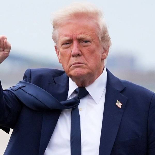 US-Präsident Donald Trump gestikuliert bei seiner Ankunft am Newark Liberty International Airport. (Archivbild)