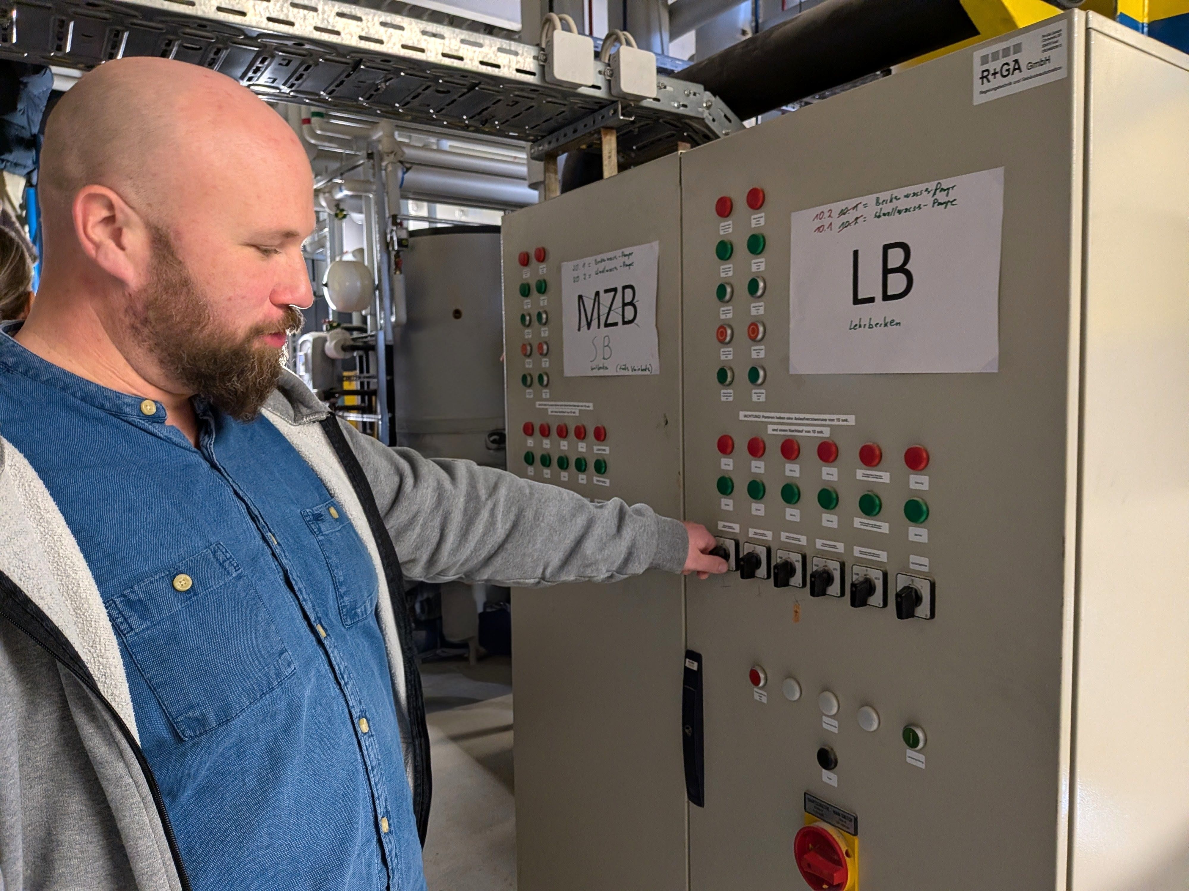 Badleiter Max Grube an der Steuerungseinheit.