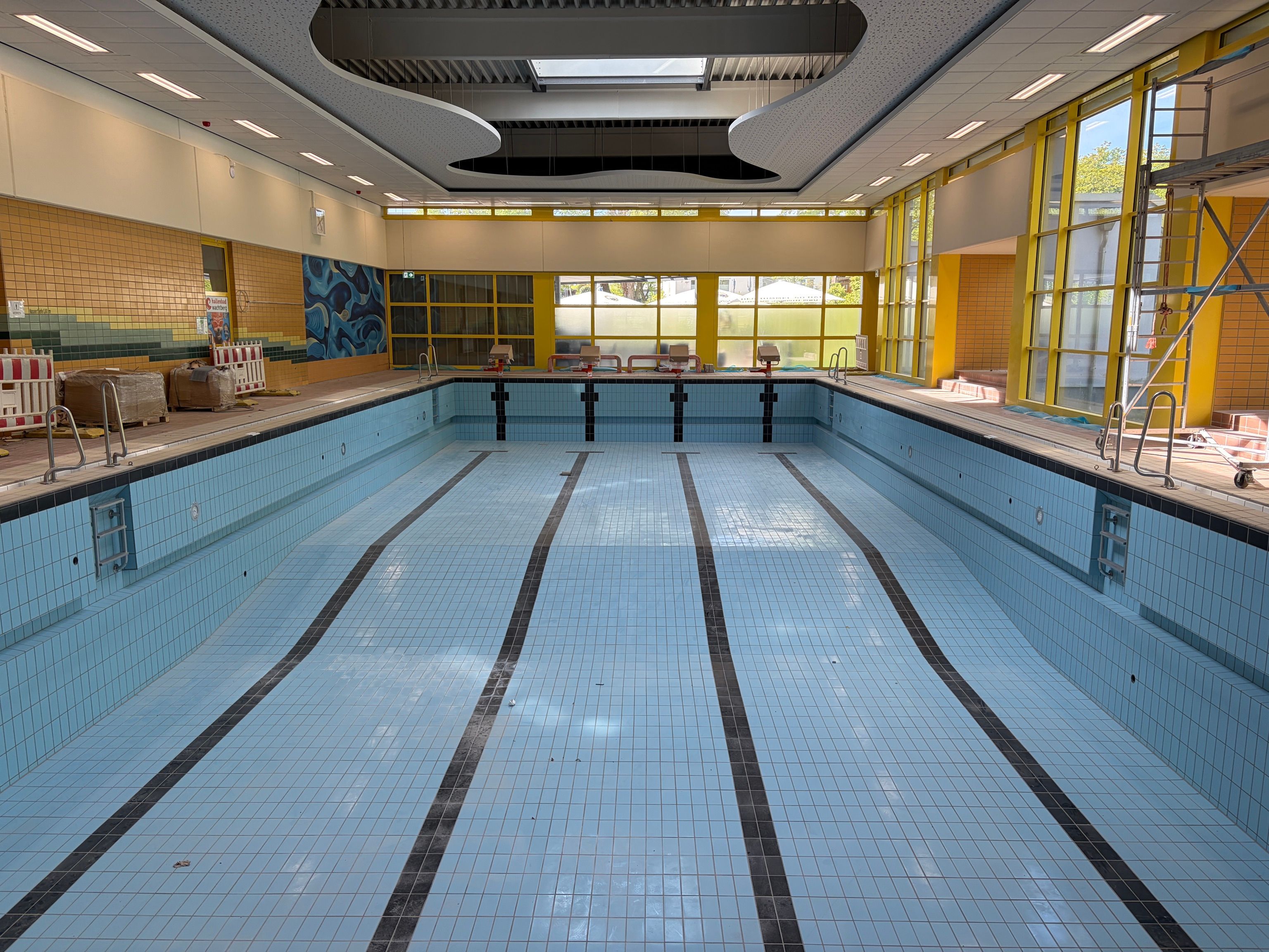 Sport- und Lehrbecken liegen immer noch trocken.