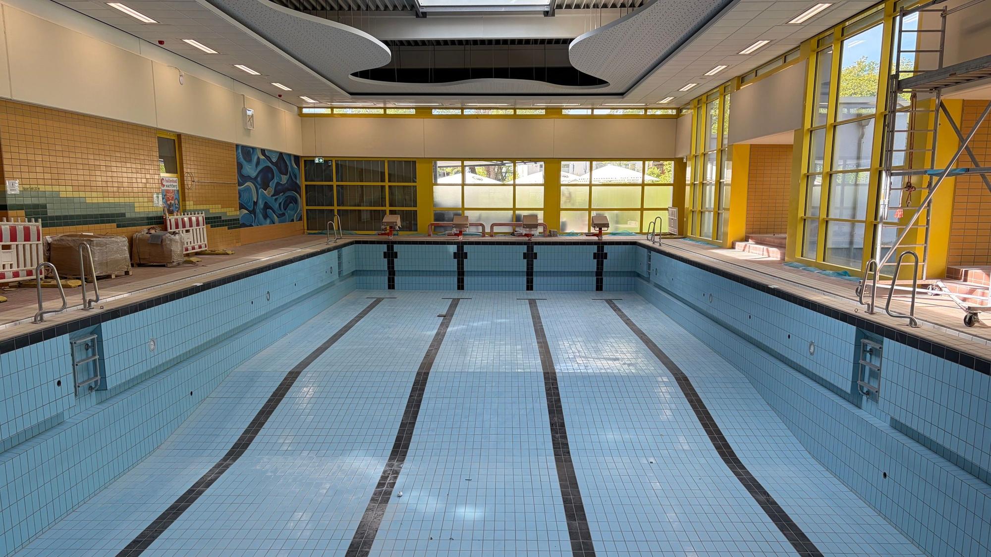 Sport- und Lehrbecken liegen immer noch trocken.